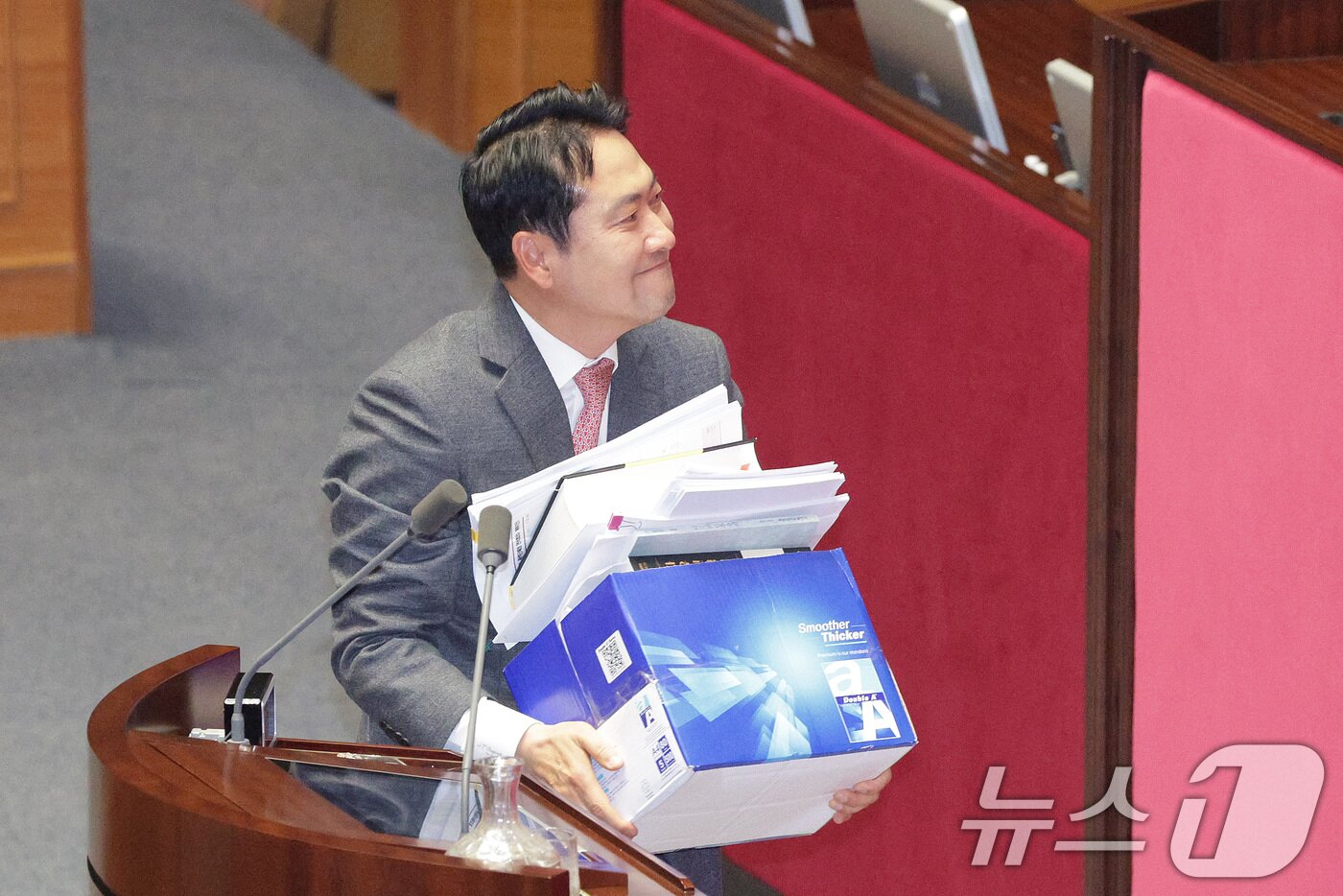 본문 이미지 - 장동혁 국민의힘 대표가 23일 서울 여의도 국회에서 열린 제430회국회(임시회) 제2차 본회의에서 '12·3 윤석열 비상계엄 등에 대한 전담재판부 설치 및 제보자 보호 등에 관한 특별법안(대안)에 대한 수정안'에 대한 무제한 토론(필리버스터)을 마친 후 본회의장을 나서고 있다. 2025.12.23/뉴스1 ⓒ News1 신웅수 기자