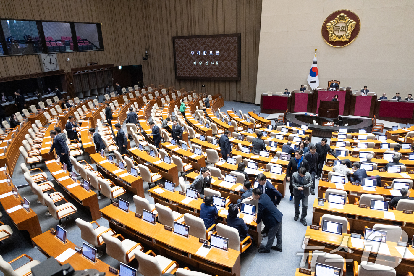 (서울=뉴스1) 이승배 기자 = 23일 서울 여의도 국회에서 열린 제430회국회(임시회) 제2차 본회의에서 최수진 국민의힘 의원이 정보통신망 이용촉진 및 정보보호 등에 관한 법률 …