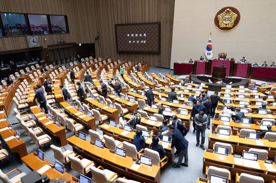 본회의장 떠나는 민주당 의원들