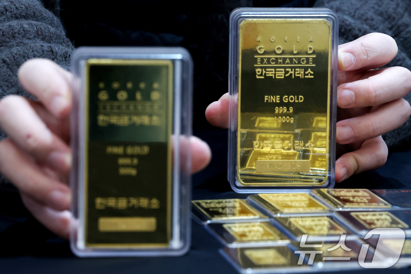 (서울=뉴스1) 황기선 기자 = 미국과 베네수엘라 간의 군사적 긴장이 최고조에 달하면서 국제 금값이 사상 최고치를 갈아치웠다.23일(한국시간) 국제 금 현물 가격은 전 거래일 대비 …