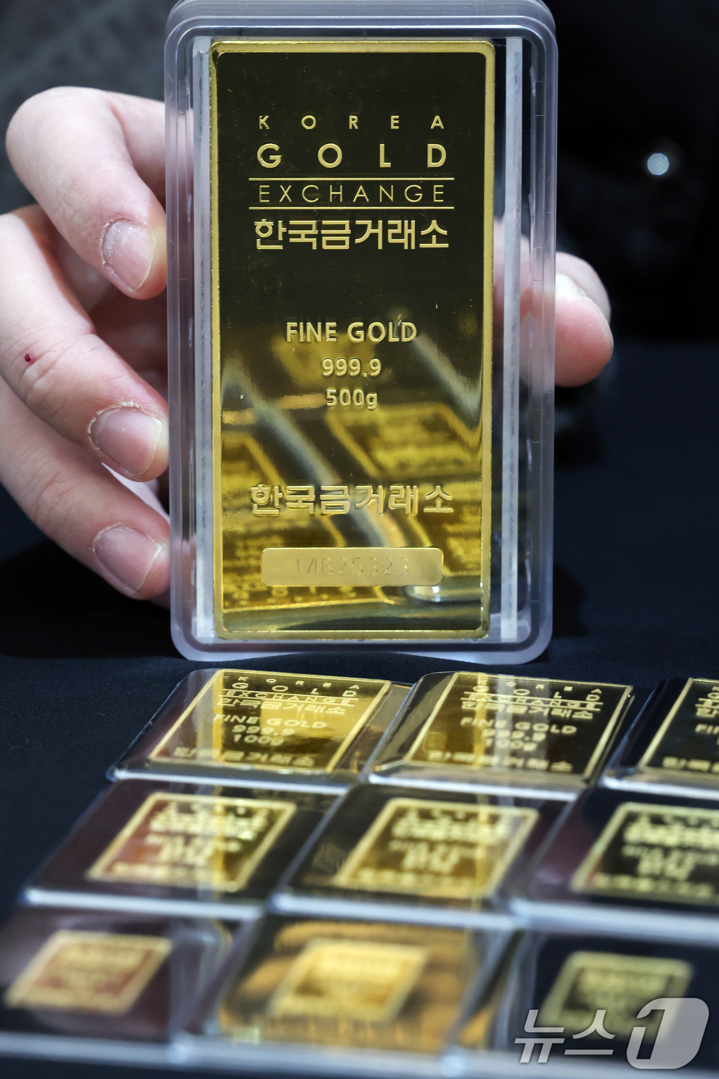 (서울=뉴스1) 황기선 기자 = 미국과 베네수엘라 간의 군사적 긴장이 최고조에 달하면서 국제 금값이 사상 최고치를 갈아치웠다.23일(한국시간) 국제 금 현물 가격은 전 거래일 대비 …