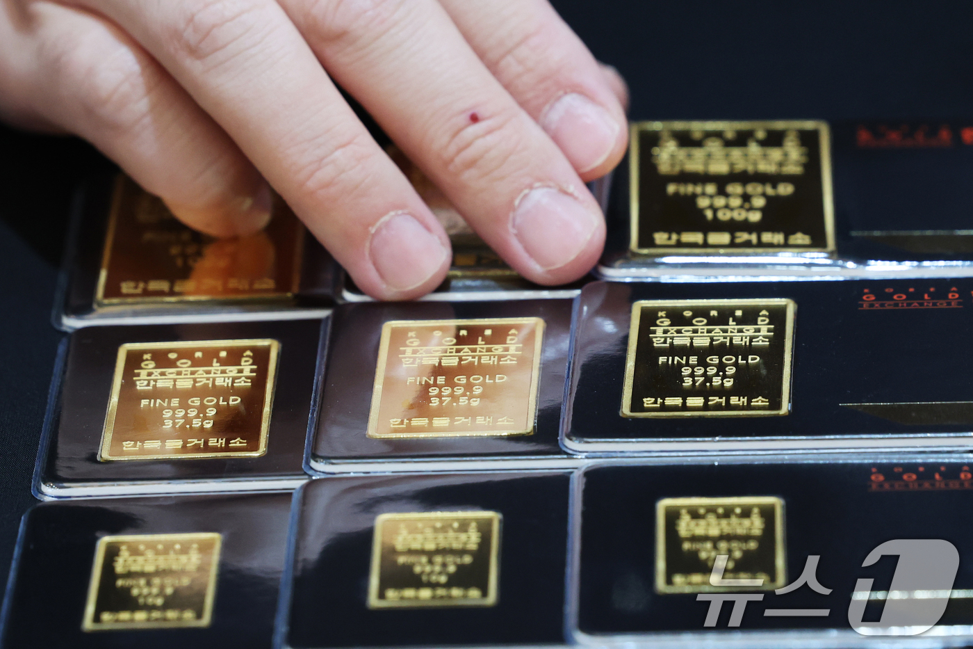 (서울=뉴스1) 황기선 기자 = 미국과 베네수엘라 간의 군사적 긴장이 최고조에 달하면서 국제 금값이 사상 최고치를 갈아치웠다.23일(한국시간) 국제 금 현물 가격은 전 거래일 대비 …