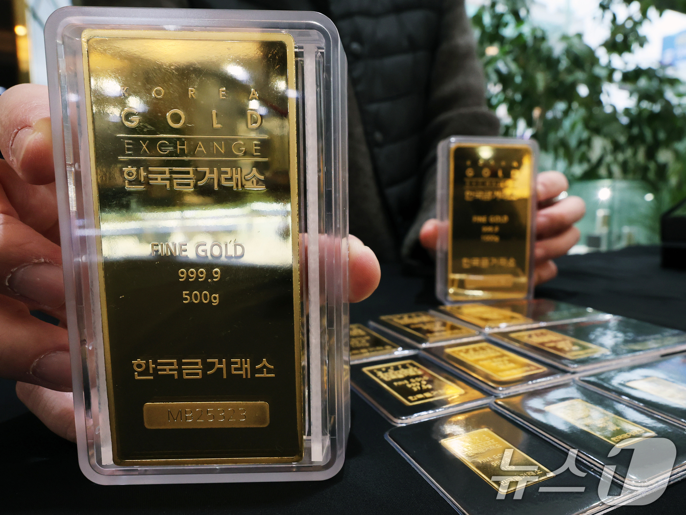 (서울=뉴스1) 황기선 기자 = 미국과 베네수엘라 간의 군사적 긴장이 최고조에 달하면서 국제 금값이 사상 최고치를 갈아치웠다.23일(한국시간) 국제 금 현물 가격은 전 거래일 대비 …