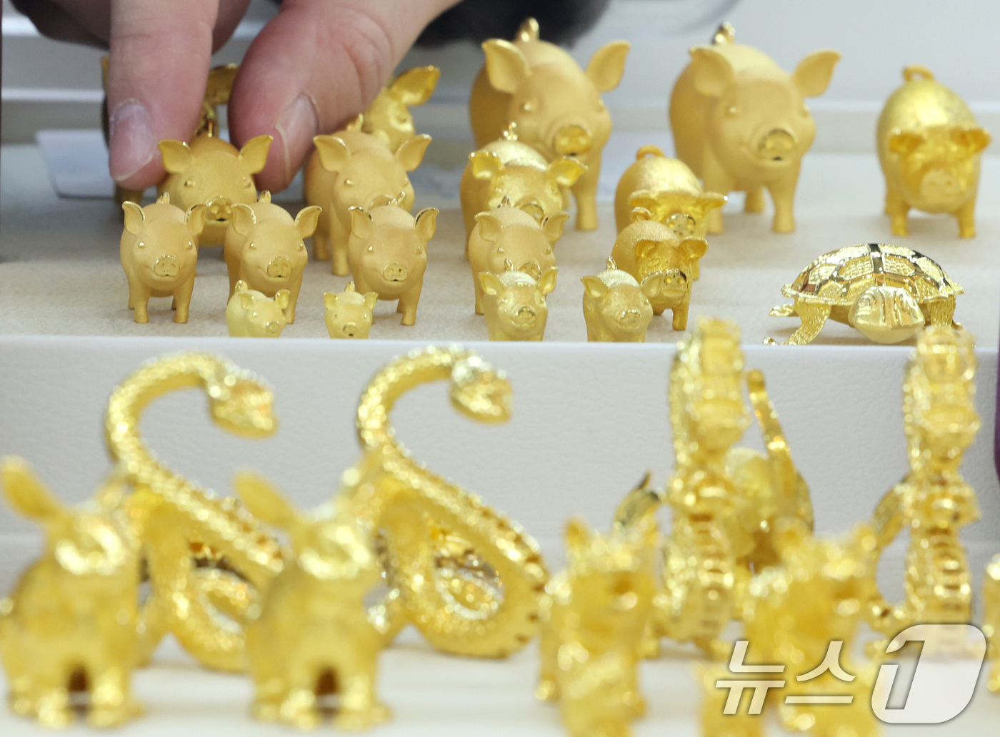 (서울=뉴스1) 황기선 기자 = 미국과 베네수엘라 간의 군사적 긴장이 최고조에 달하면서 국제 금값이 사상 최고치를 갈아치웠다.23일(한국시간) 국제 금 현물 가격은 전 거래일 대비 …