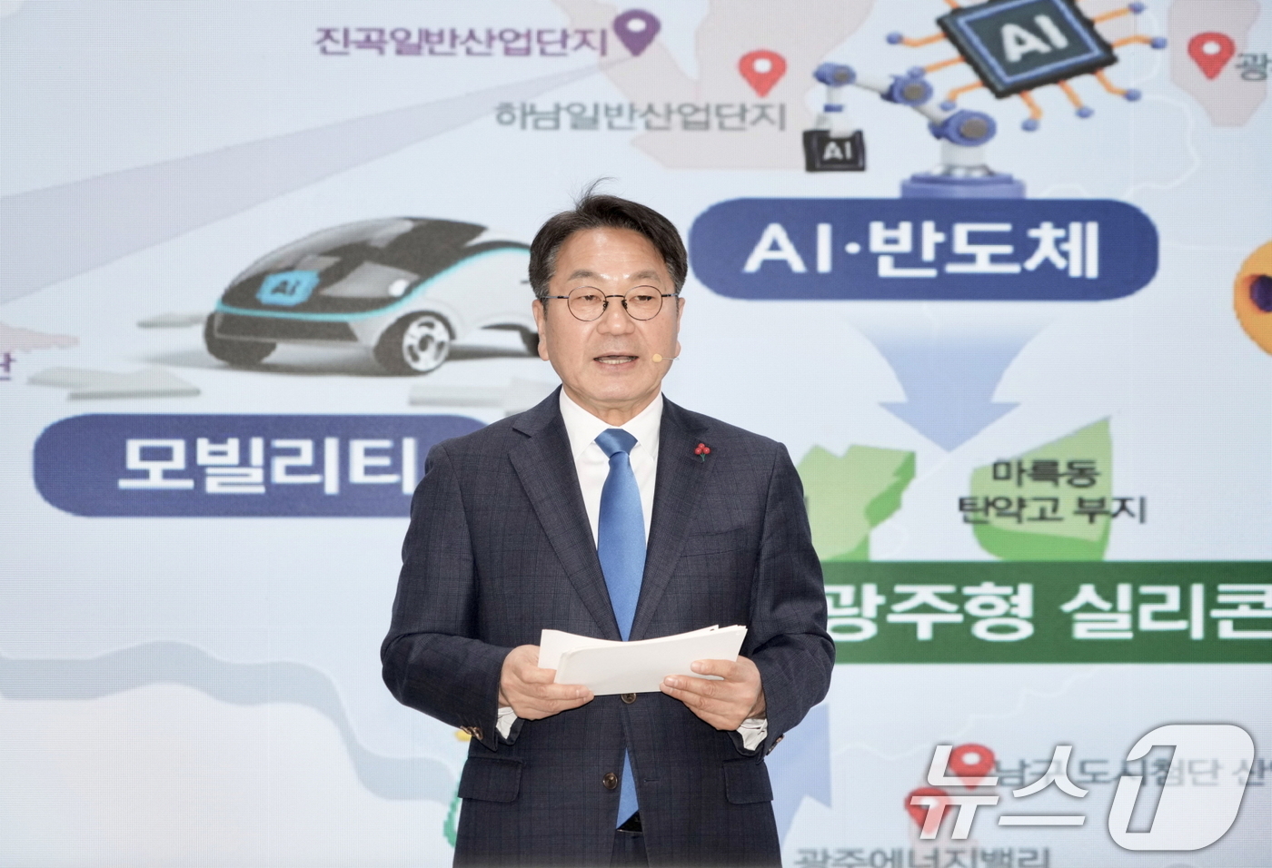 (광주=뉴스1) 이수민 기자 = 강기정 광주시장이 23일 시청 중회의실에서 송신년 기자회견을 열고, 민주주의를 지키고 해묵은 난제를 해결해 온 광주가 2026년을 '부강한 광주' …