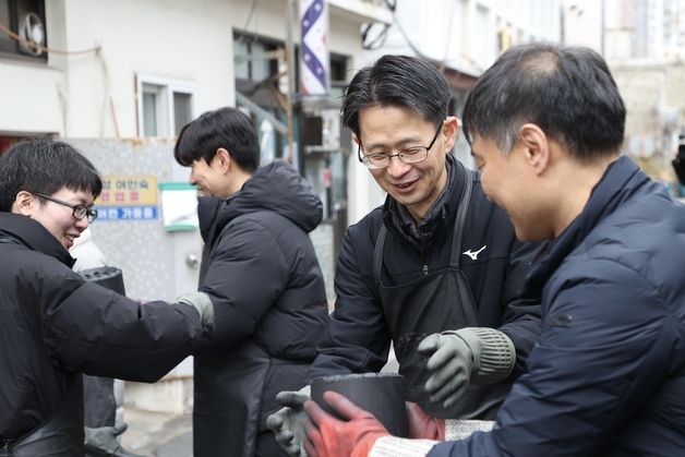 [동정] 백승보 조달청장, 봉사 동호회와 연탄 배달 봉사