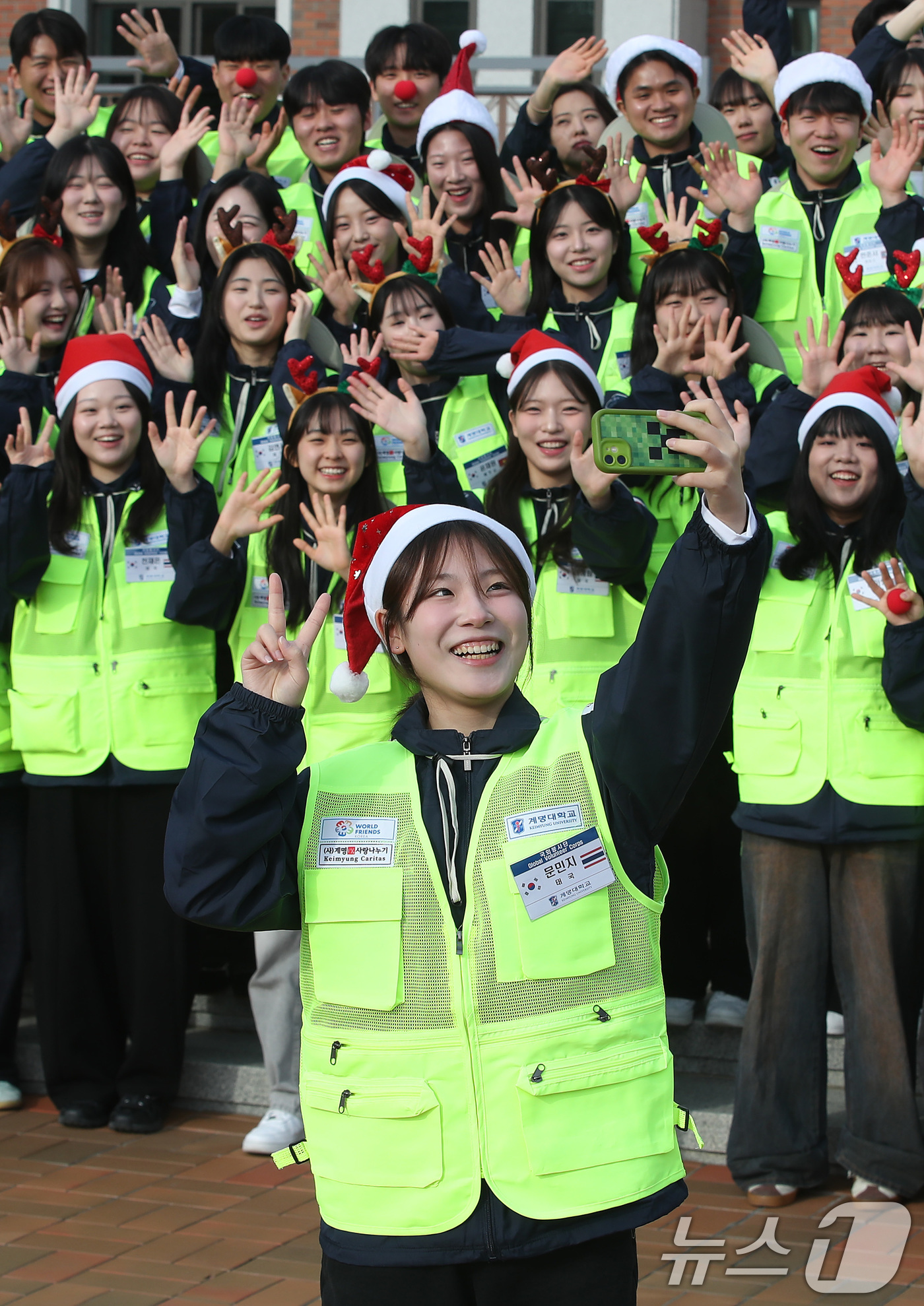 (대구=뉴스1) 공정식 기자 = 23일 대구 달서구 계명대학교 성서캠퍼스에서 열린 '2025학년도 동계 국외봉사활동 발대식'에 참석한 학생들이 기념촬영을 하고 있다.겨울방학을 맞아 …