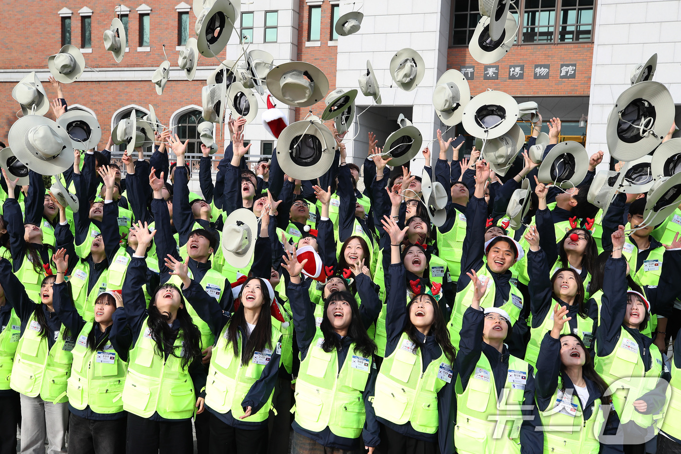 (대구=뉴스1) 공정식 기자 = 23일 대구 달서구 계명대학교 성서캠퍼스에서 열린 '2025학년도 동계 국외봉사활동 발대식'에 참석한 학생들이 봉사활동에 최선을 다할 것을 다짐하는 …