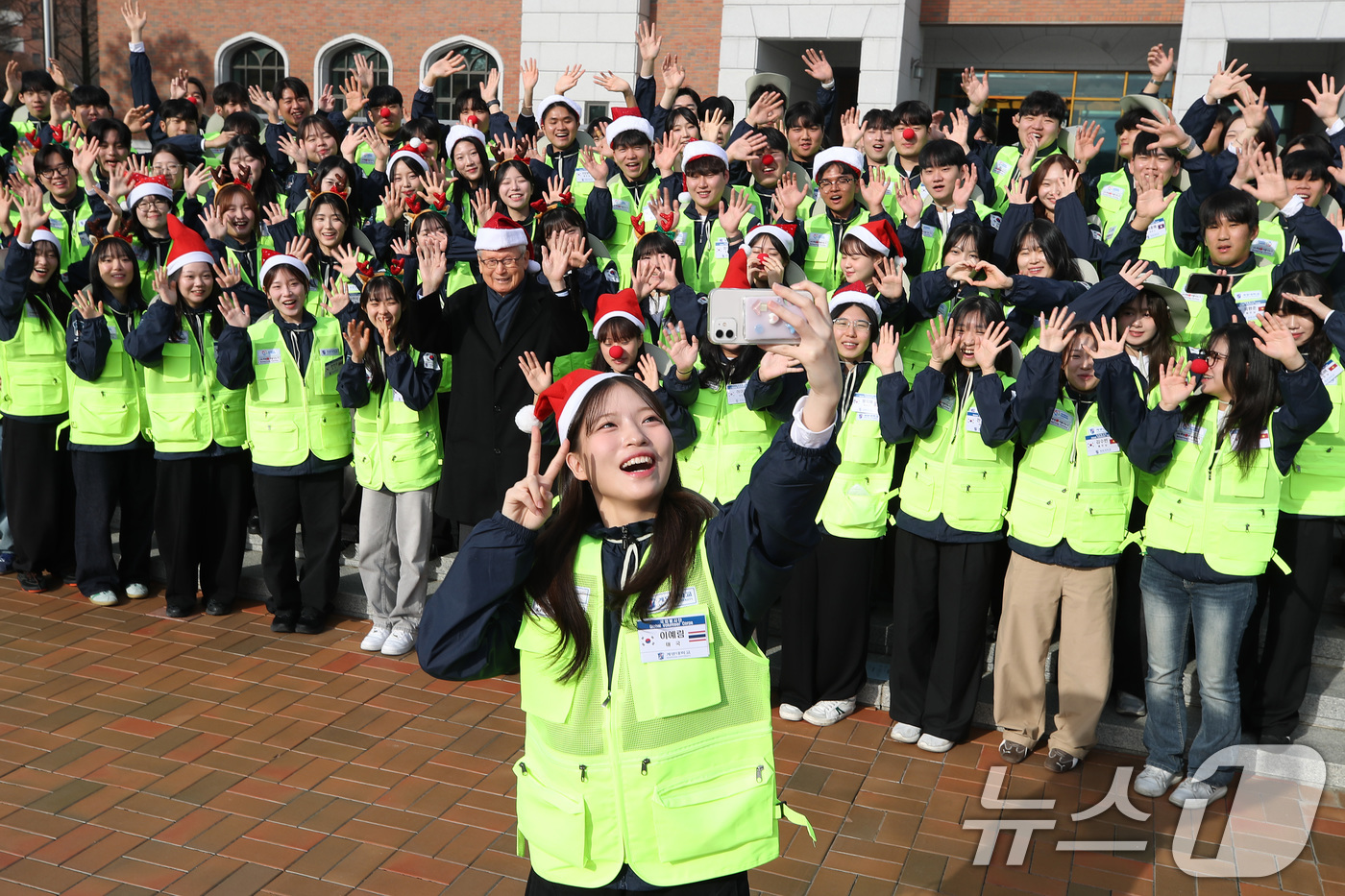 (대구=뉴스1) 공정식 기자 = 23일 대구 달서구 계명대학교 성서캠퍼스에서 열린 '2025학년도 동계 국외봉사활동 발대식'에 참석한 학생들이 기념촬영을 하고 있다.겨울방학을 맞아 …