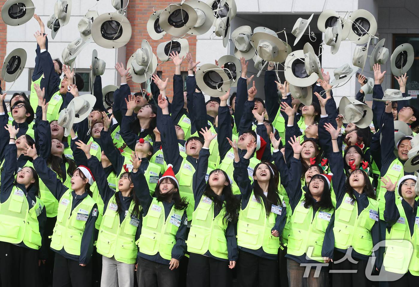 (대구=뉴스1) 공정식 기자 = 23일 대구 달서구 계명대학교 성서캠퍼스에서 열린 '2025학년도 동계 국외봉사활동 발대식'에 참석한 학생들이 봉사활동에 최선을 다할 것을 다짐하는 …
