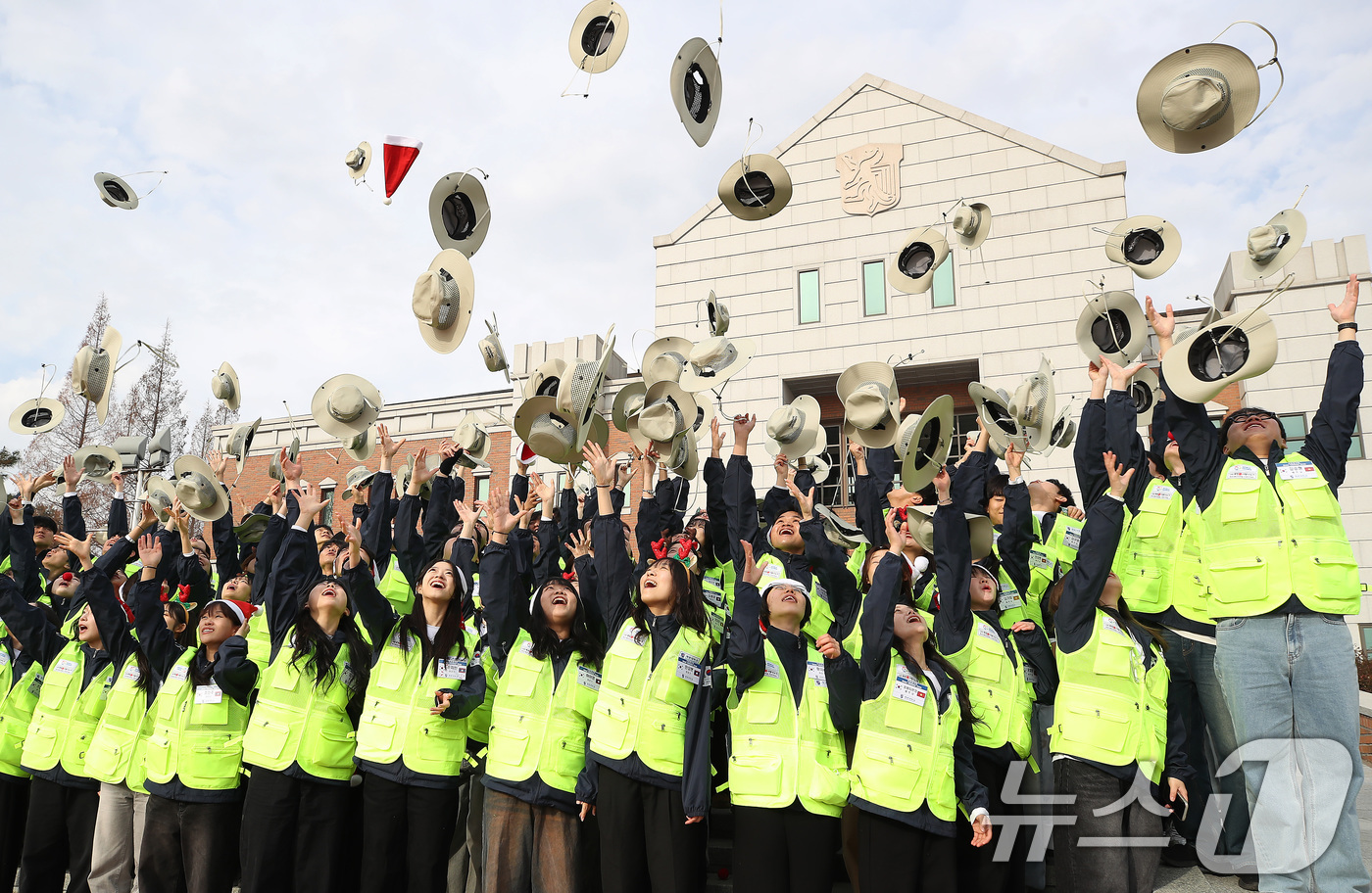 (대구=뉴스1) 공정식 기자 = 23일 대구 달서구 계명대학교 성서캠퍼스에서 열린 '2025학년도 동계 국외봉사활동 발대식'에 참석한 학생들이 봉사활동에 최선을 다할 것을 다짐하는 …