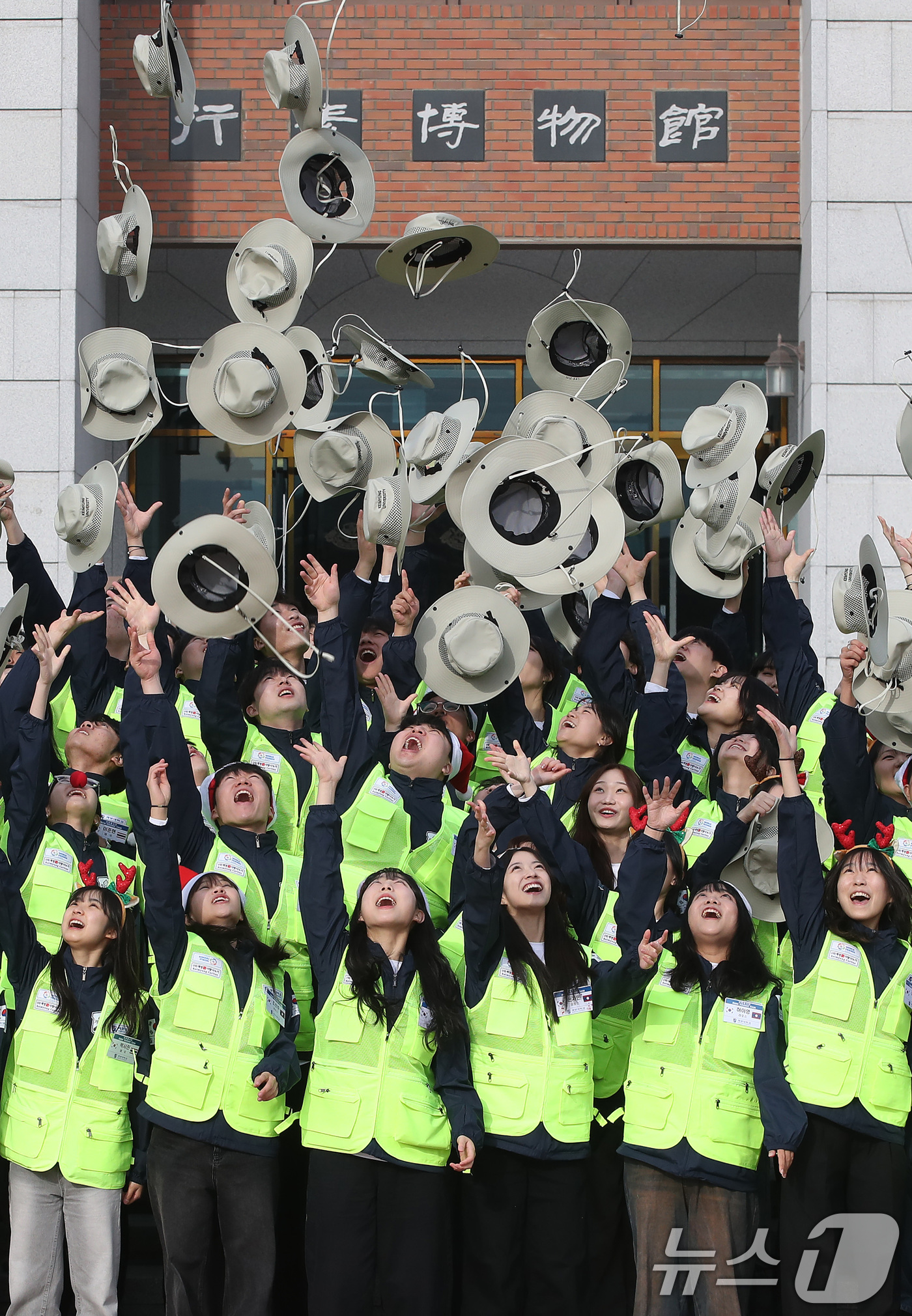 (대구=뉴스1) 공정식 기자 = 23일 대구 달서구 계명대학교 성서캠퍼스에서 열린 '2025학년도 동계 국외봉사활동 발대식'에 참석한 학생들이 봉사활동에 최선을 다할 것을 다짐하는 …