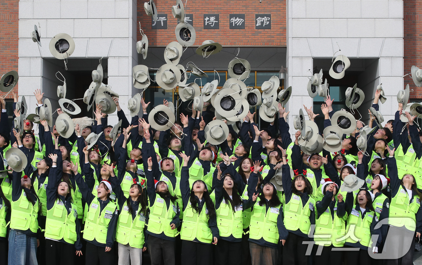 (대구=뉴스1) 공정식 기자 = 23일 대구 달서구 계명대학교 성서캠퍼스에서 열린 '2025학년도 동계 국외봉사활동 발대식'에 참석한 학생들이 봉사활동에 최선을 다할 것을 다짐하는 …