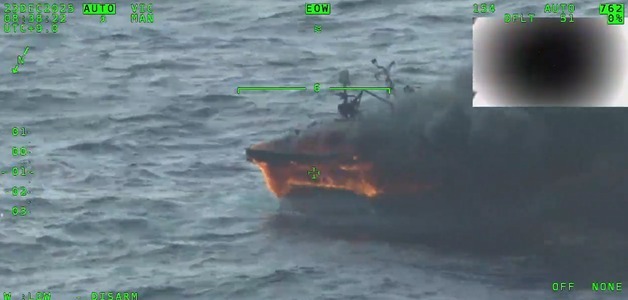 부산 송정항 인근 해상서 화재 어선 침몰…해경 방제 작업