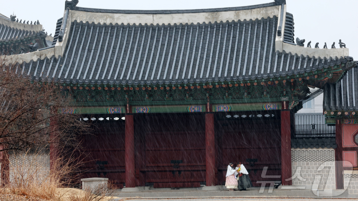 (서울=뉴스1) 오대일 기자 = 23일 오후 서울 종로구 경복궁 유화문에 진눈깨비가 내리고 있다. 2025.12.23/뉴스1