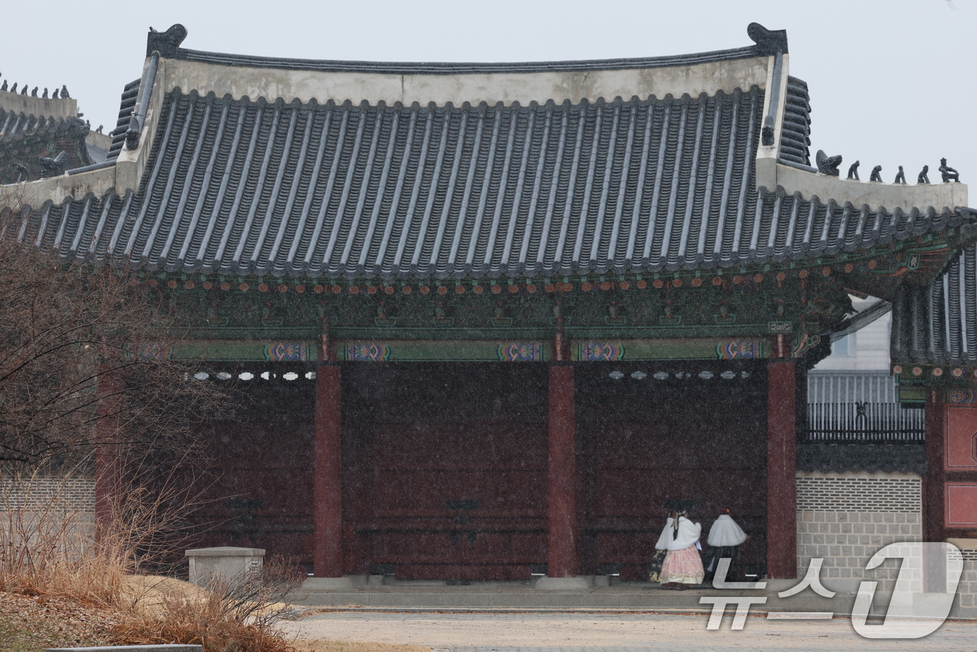 (서울=뉴스1) 오대일 기자 = 23일 오후 서울 종로구 경복궁 유화문에 진눈깨비가 내리고 있다. 2025.12.23/뉴스1