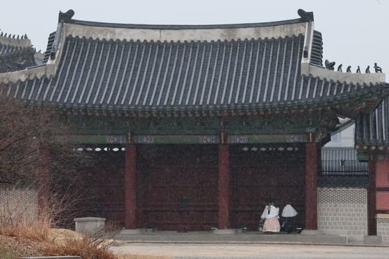 진눈깨비 내리는 고궁