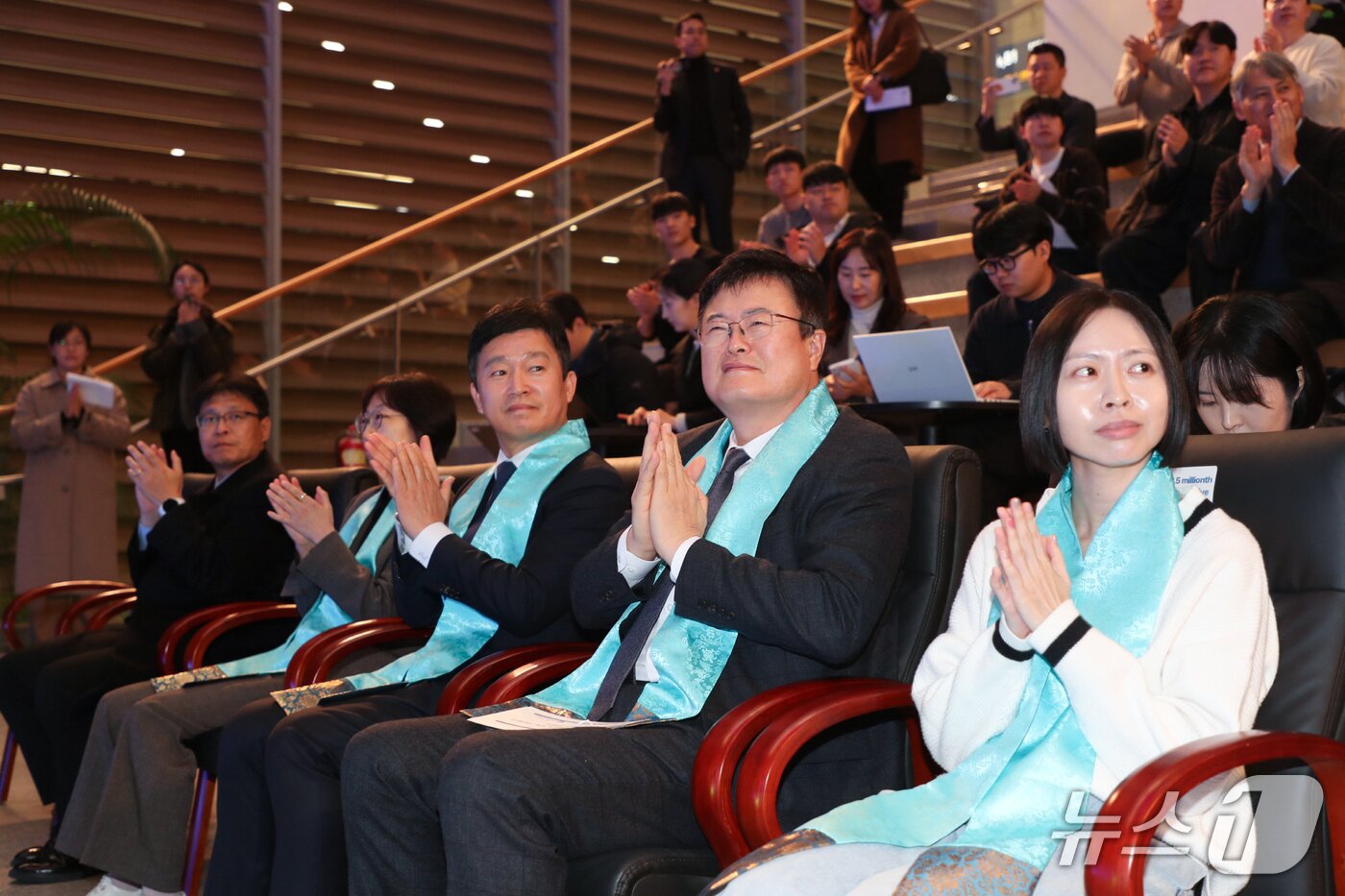 본문 이미지 - 23일 김대현 문체부 2차관(오른쪽에서 2번째) 등 관계자들이 1850만 번째로 입국한 외래관광객 샬메인 리 씨(오른쪽 첫 번째)와 인천국제공항 제2터미널에서 열린 기념행사에 참석했다. (한국관광공사 제공. 재판매 및 DB금지)