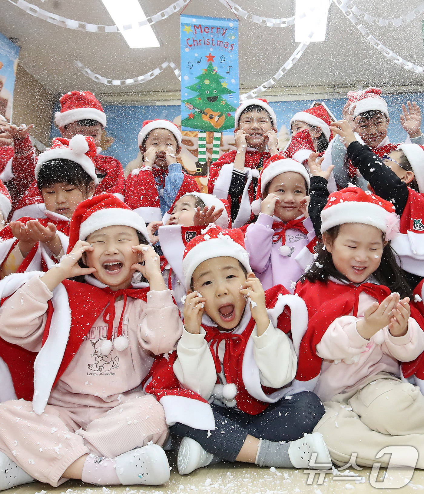 (부산=뉴스1) 윤일지 기자 = 크리스마스를 이틀 앞둔 23일 오후 부산 부산진구청 직장어린이집에서 산타 복장을 한 어린이들이 인공눈을 맞으며 크리스마스 분위기를 즐기고 있다. …