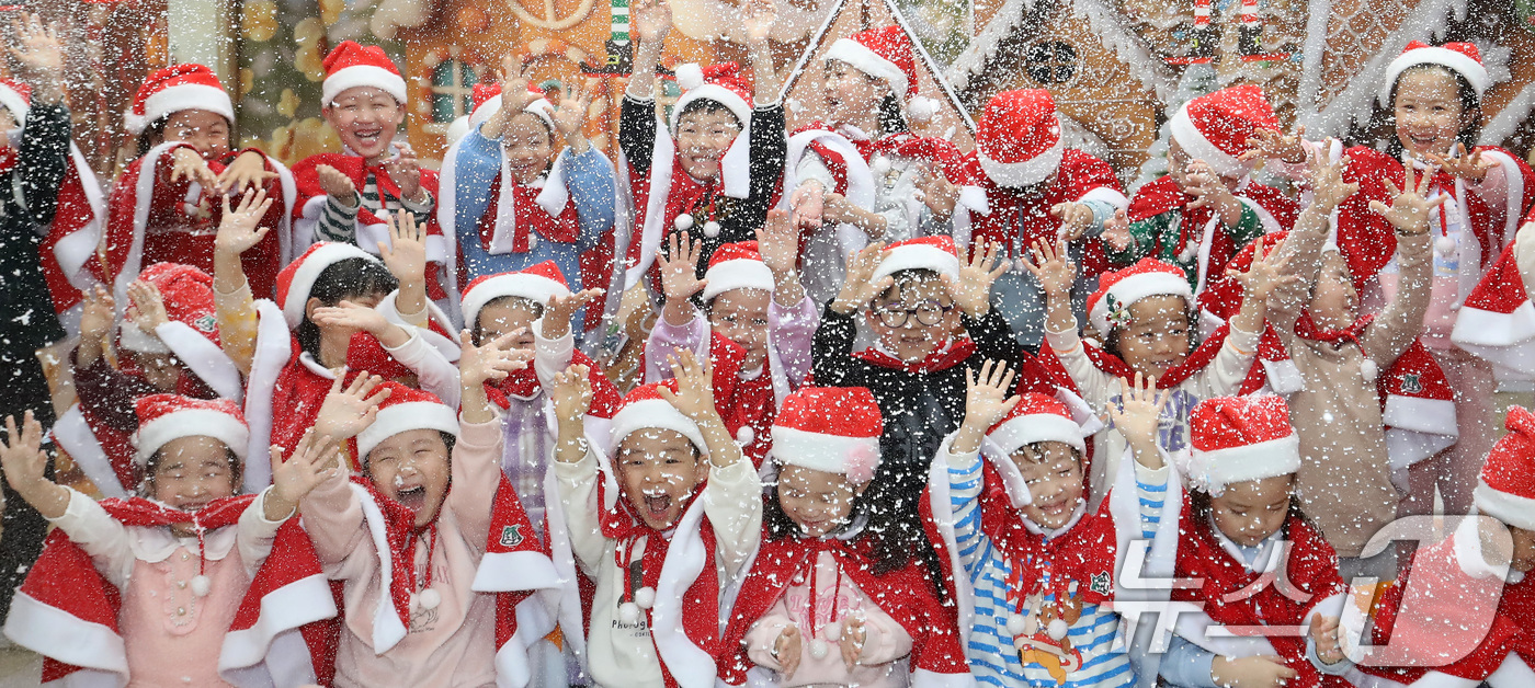 (부산=뉴스1) 윤일지 기자 = 크리스마스를 이틀 앞둔 23일 오후 부산 부산진구청 직장어린이집에서 산타 복장을 한 어린이들이 인공눈을 맞으며 크리스마스 분위기를 즐기고 있다. …