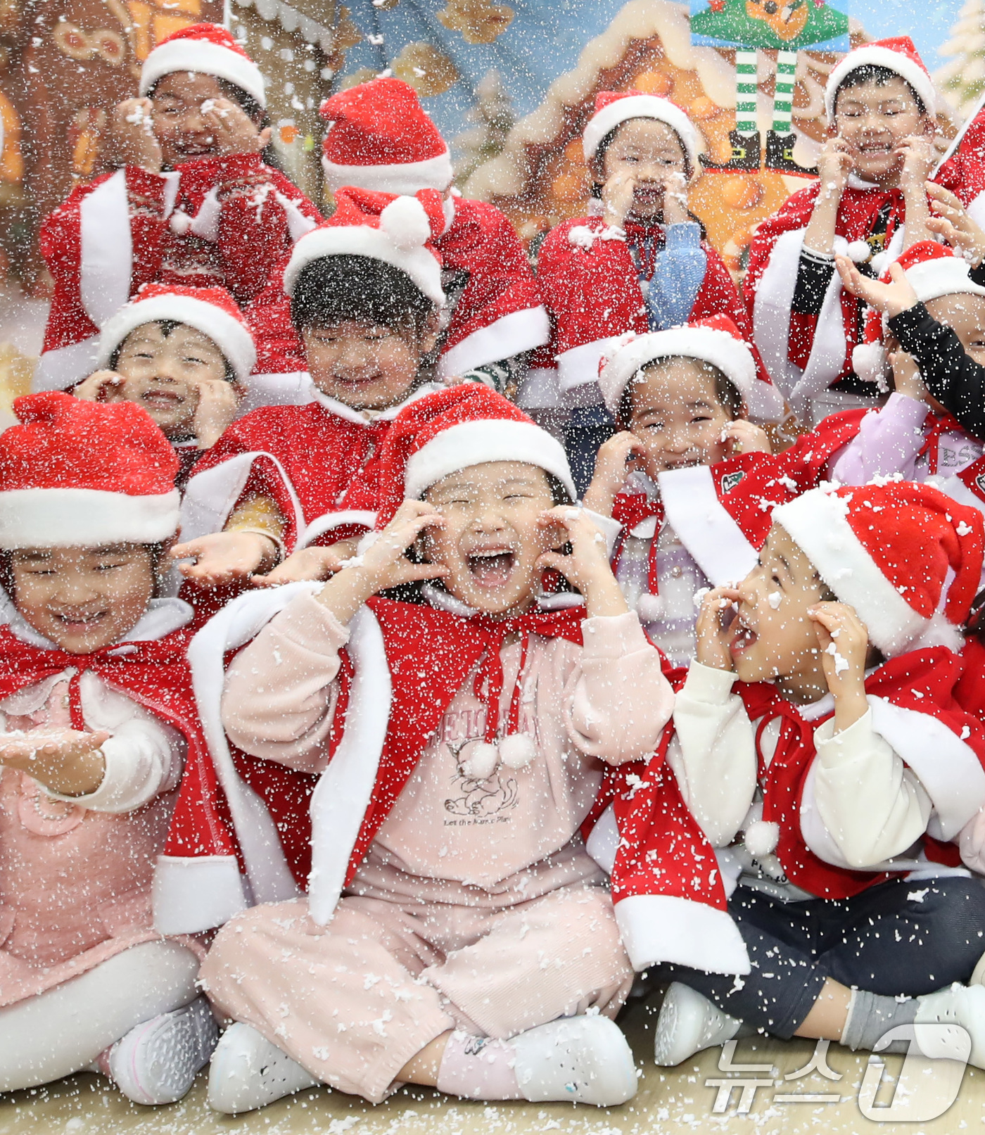 (부산=뉴스1) 윤일지 기자 = 크리스마스를 이틀 앞둔 23일 오후 부산 부산진구청 직장어린이집에서 산타 복장을 한 어린이들이 인공눈을 맞으며 크리스마스 분위기를 즐기고 있다. …