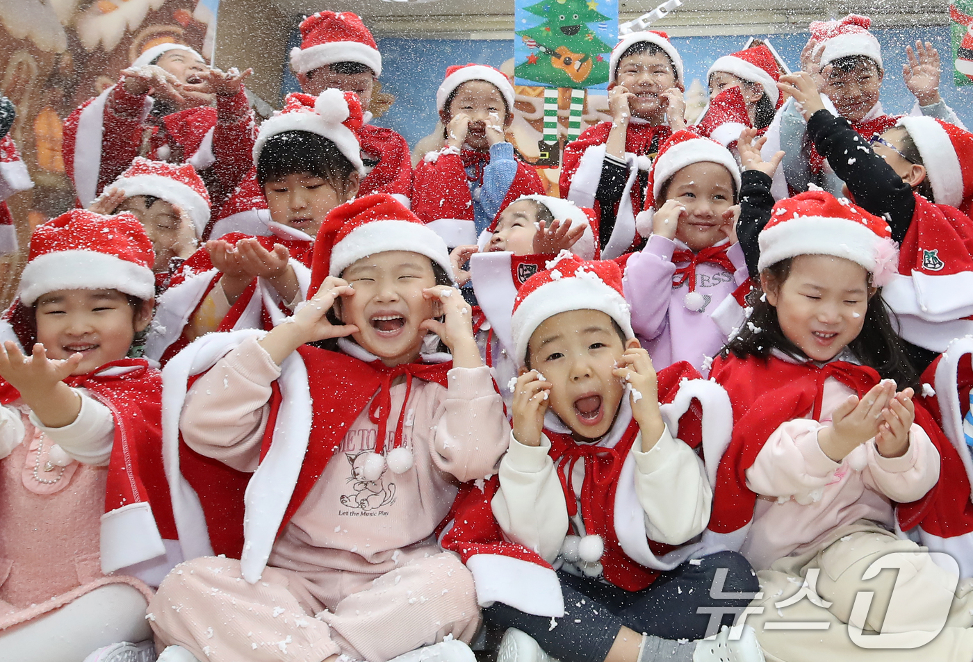 (부산=뉴스1) 윤일지 기자 = 크리스마스를 이틀 앞둔 23일 오후 부산 부산진구청 직장어린이집에서 산타 복장을 한 어린이들이 인공눈을 맞으며 크리스마스 분위기를 즐기고 있다. …