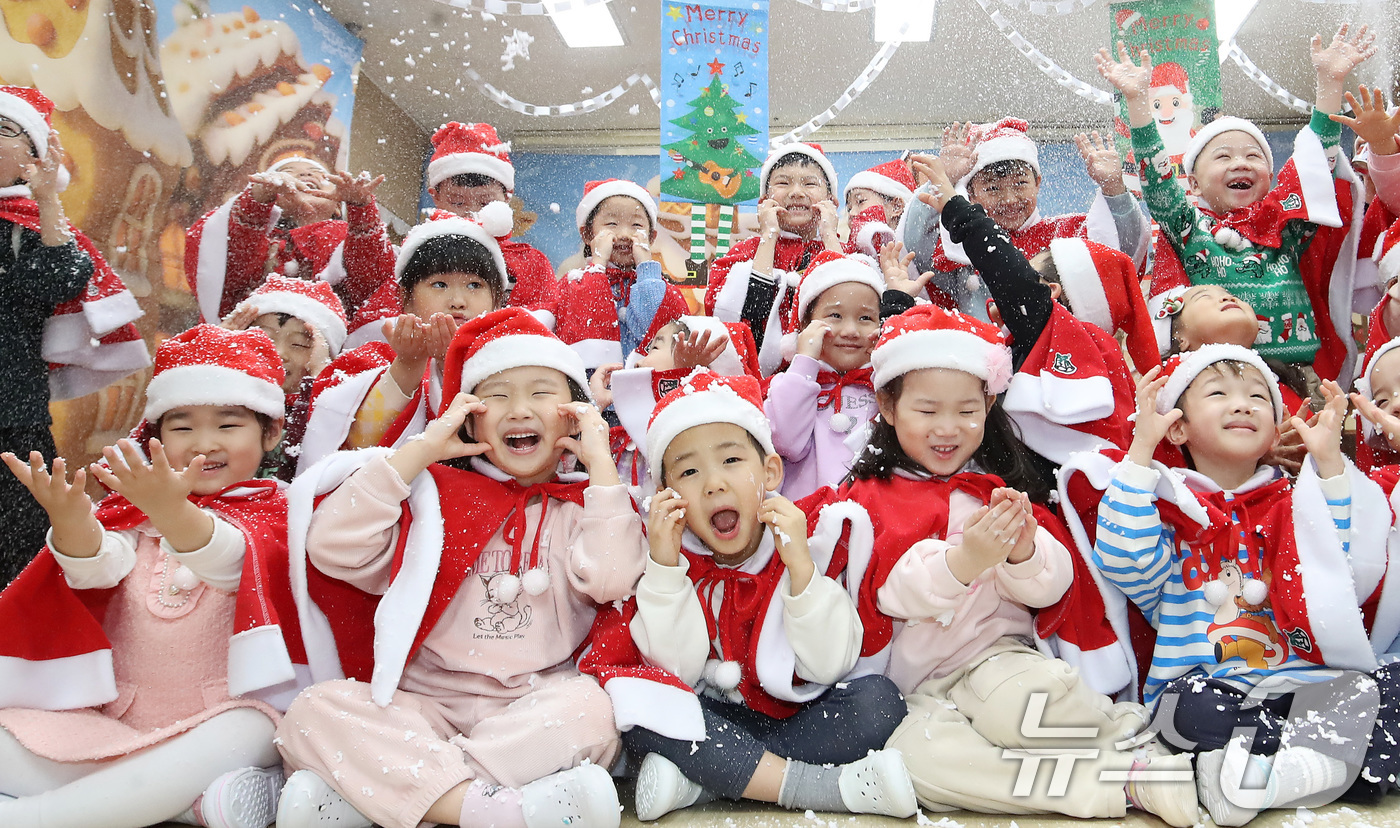 (부산=뉴스1) 윤일지 기자 = 크리스마스를 이틀 앞둔 23일 오후 부산 부산진구청 직장어린이집에서 산타 복장을 한 어린이들이 인공눈을 맞으며 크리스마스 분위기를 즐기고 있다. …
