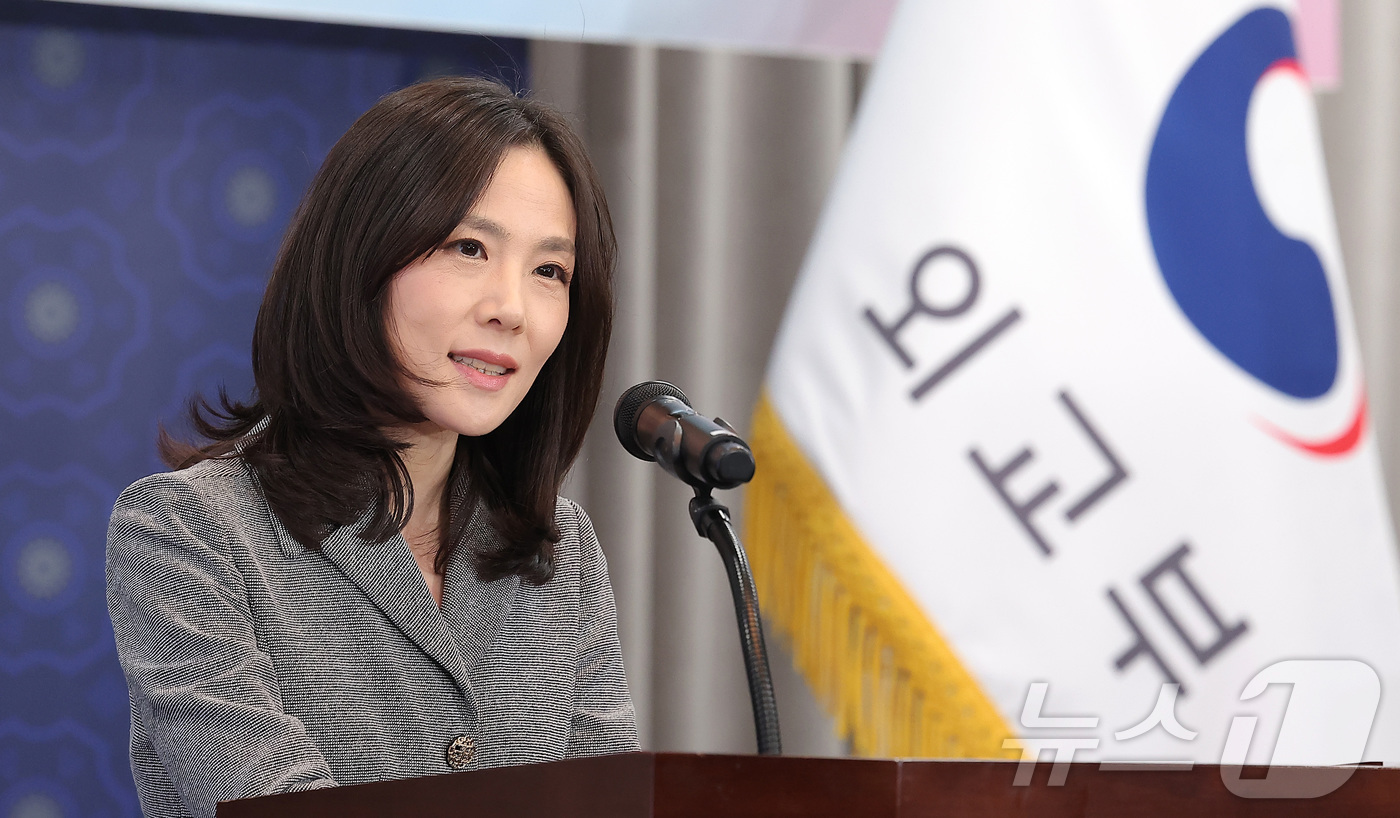 (서울=뉴스1) 김성진 기자 = 김진아 외교부 2차관이 23일 서울 종로구 외교부 청사에서 열린 2025 KOREAZ 콘텐츠 공모전 시상식 및 서포터즈 해단식에서 환영사를 하고 있 …