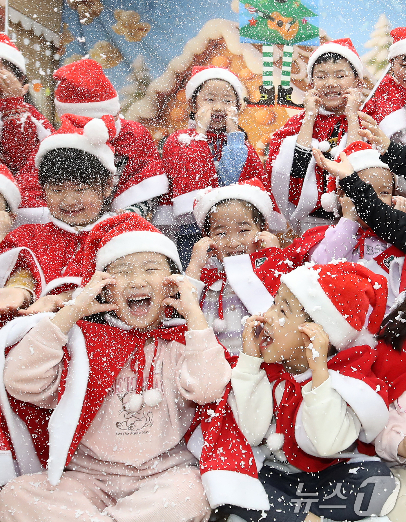 (부산=뉴스1) 윤일지 기자 = 크리스마스를 이틀 앞둔 23일 오후 부산 부산진구청 직장어린이집에서 산타 복장을 한 어린이들이 인공눈을 맞으며 크리스마스 분위기를 즐기고 있다. …