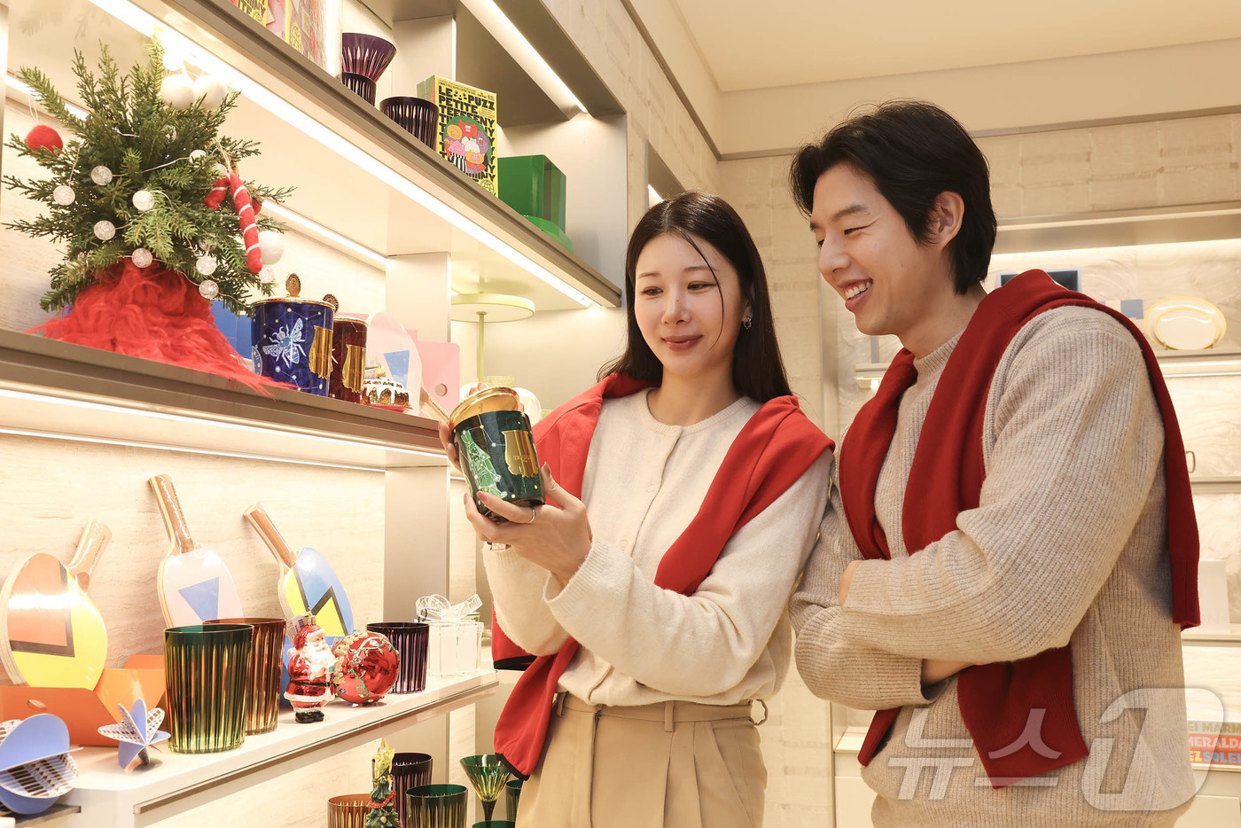 (서울=뉴스1) = 신세계백화점에서 운영하는 라이프스타일 기프트샵 피숀에서 크리스마스 분위기를 더할 홈파티 아이템을 제안한다고 23일 밝혔다. 사진은 신세계백화점 강남점 9층 피숀 …