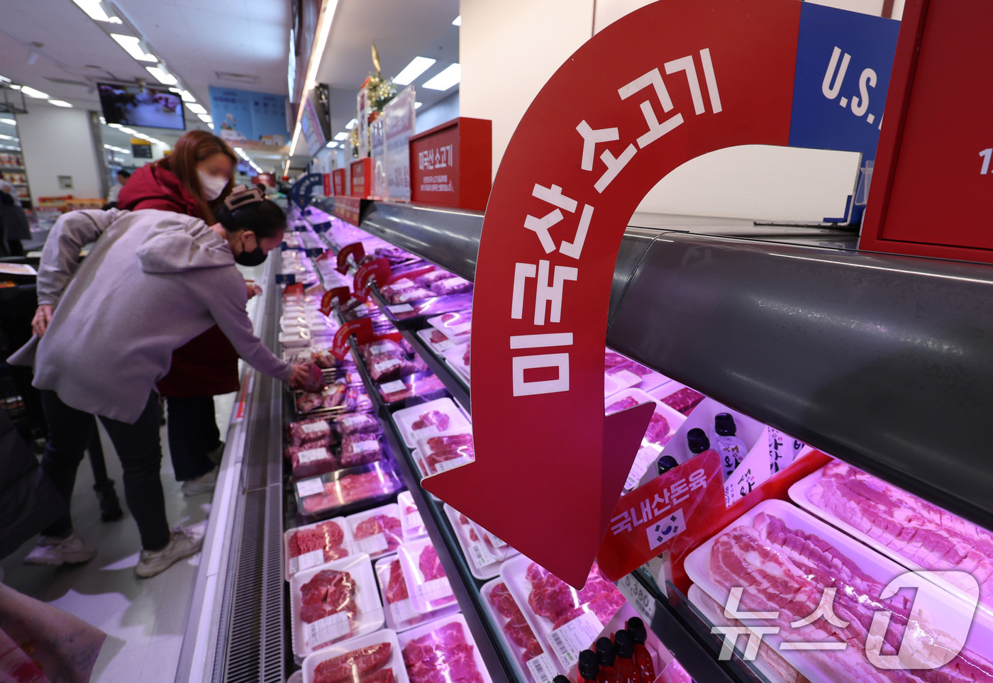 (서울=뉴스1) 박지혜 기자 = 고환율 여파로 수입 육류 가격 부담이 커지고 있는 가운데 23일 서울의 한 대형마트 정육코너에 미국산 소고기가 진열돼 있다. 2025.12.23/뉴 …
