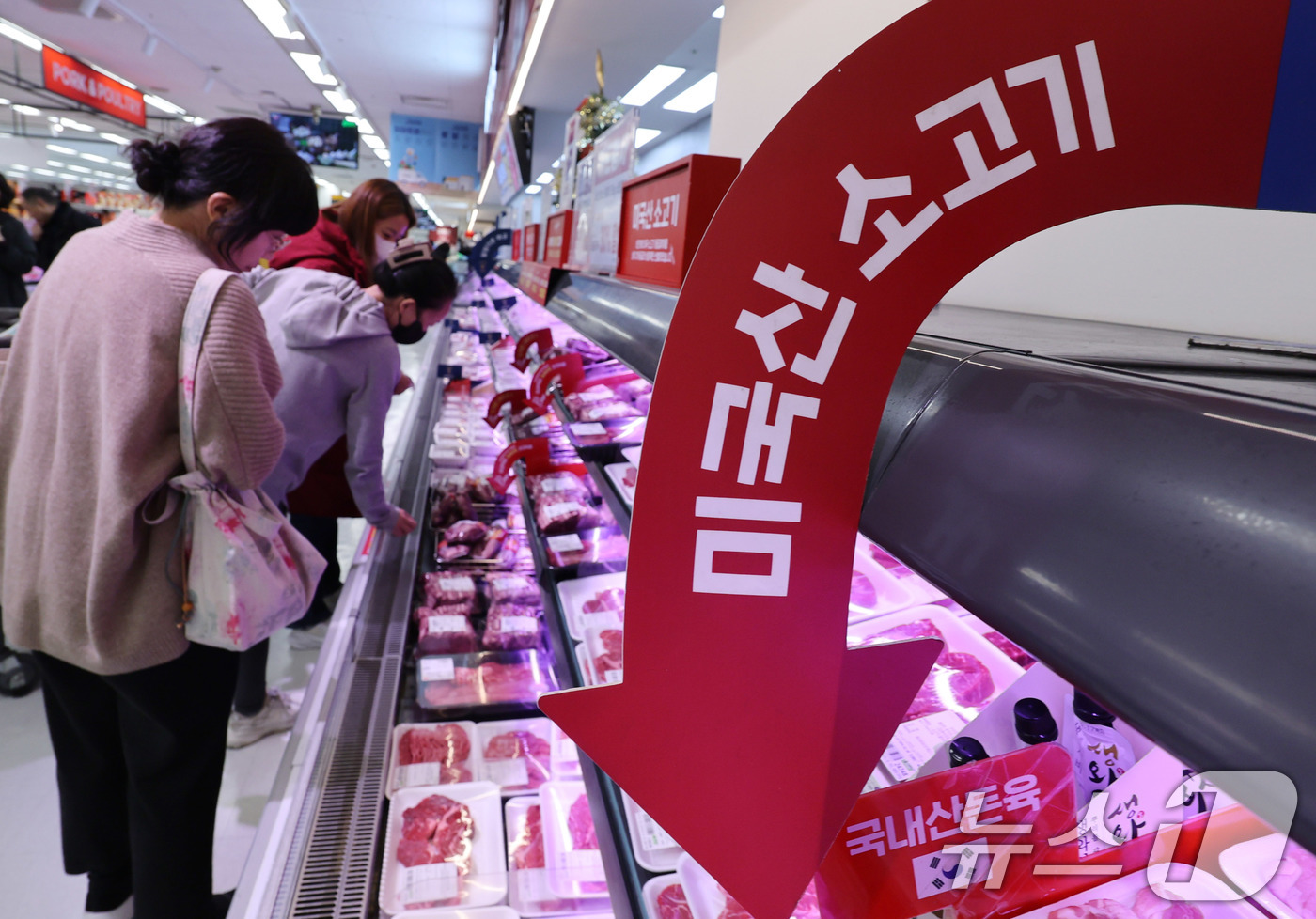 (서울=뉴스1) 박지혜 기자 = 고환율 여파로 수입 육류 가격 부담이 커지고 있는 가운데 23일 서울의 한 대형마트 정육코너에 미국산 소고기가 진열돼 있다. 2025.12.23/뉴 …