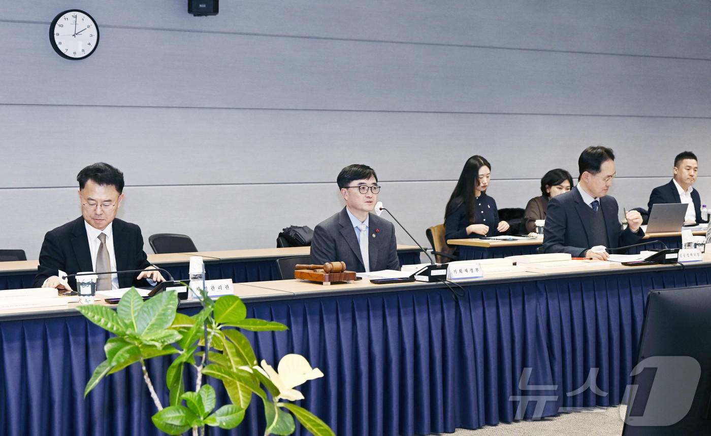 (서울=뉴스1) = 임기근 기획재정부 차관이 23일 오후 서울 종로구 교보빌딩에서 열린 '공공기관운영위원회'를 주재하고 있다. (기획재정부 제공. 재판매 및 DB 금지) 2025. …