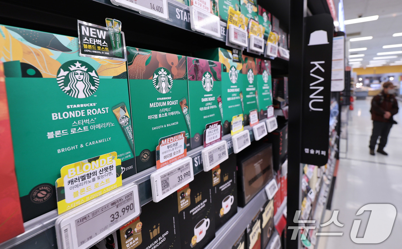 (서울=뉴스1) 박지혜 기자 = 고환율 여파로 수입 원두 가격 부담이 커지고 있는 가운데 23일 서울의 한 대형마트 원두코너에 커피가 진열돼 있다. 2025.12.23/뉴스1