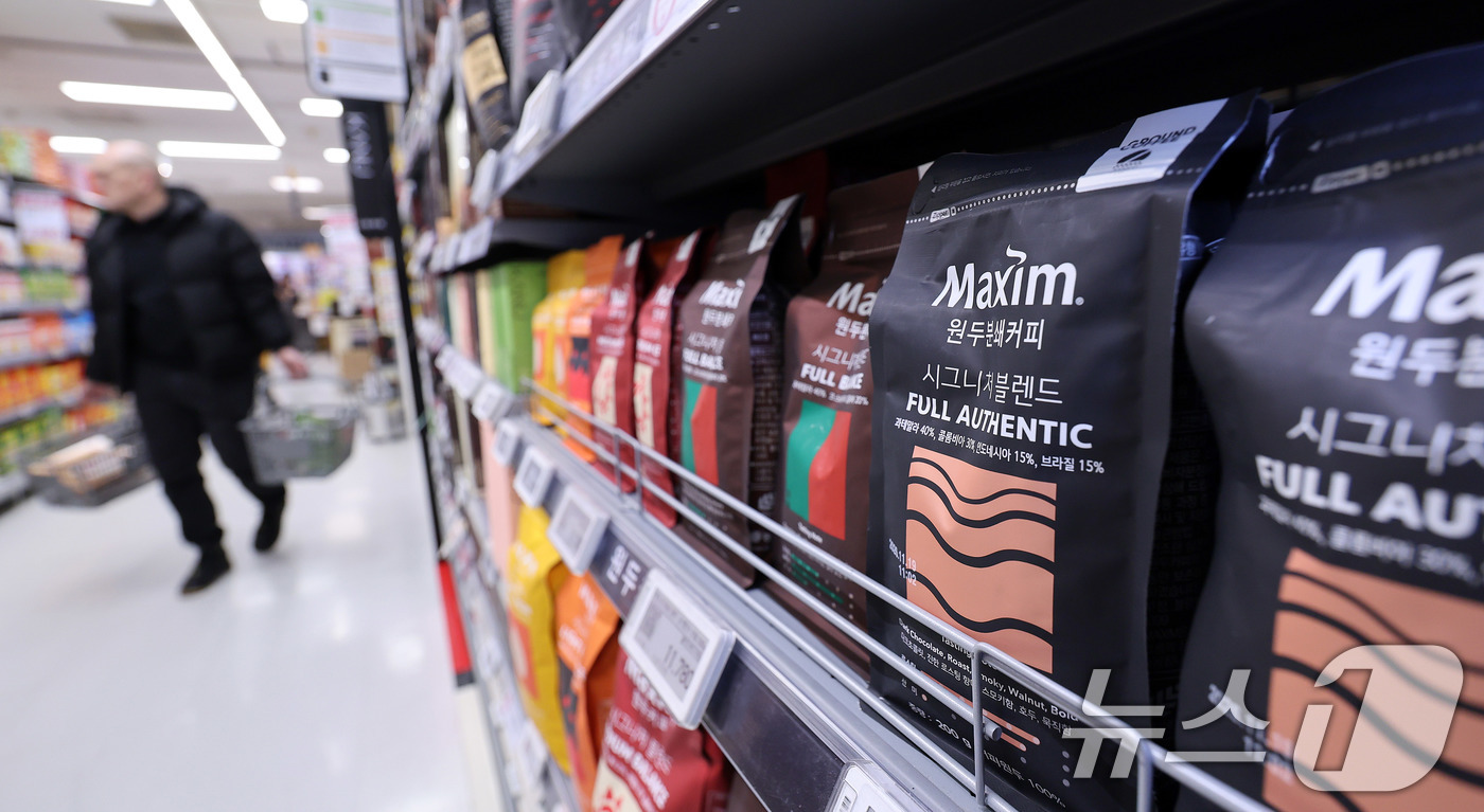 (서울=뉴스1) 박지혜 기자 = 고환율 여파로 수입 원두 가격 부담이 커지고 있는 가운데 23일 서울의 한 대형마트 원두코너에 커피가 진열돼 있다. 2025.12.23/뉴스1