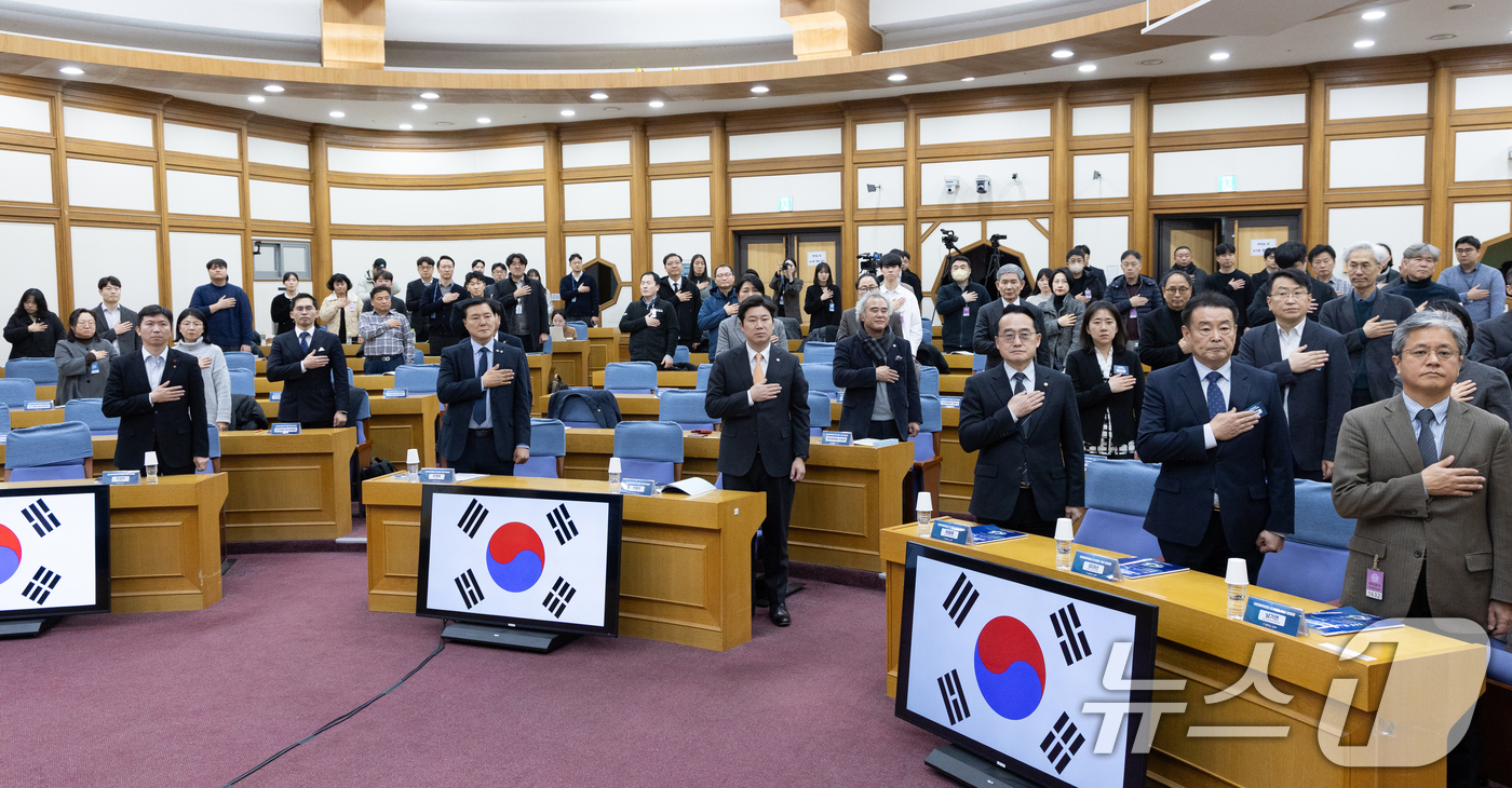 (서울=뉴스1) 이승배 기자 = 유승민 대한체육회장과 진종오 국민의힘 의원이 23일 서울 여의도 국회 의원회관에서 열린 '대한체육회장 선거제도 개선 공청회'에서 국민의례하고 있다. …