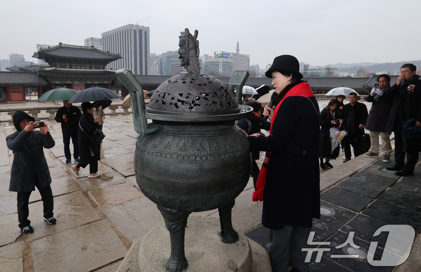 (서울=뉴스1) 오대일 기자 = 23일 오후 서울 종로구 경복궁에서 열린 근정전 향로 복원 기념행사에서 유실된 향로 뚜껑의 재현품이 첫 공개되고 있다.국가유산청 궁능유적본부 경복궁 …