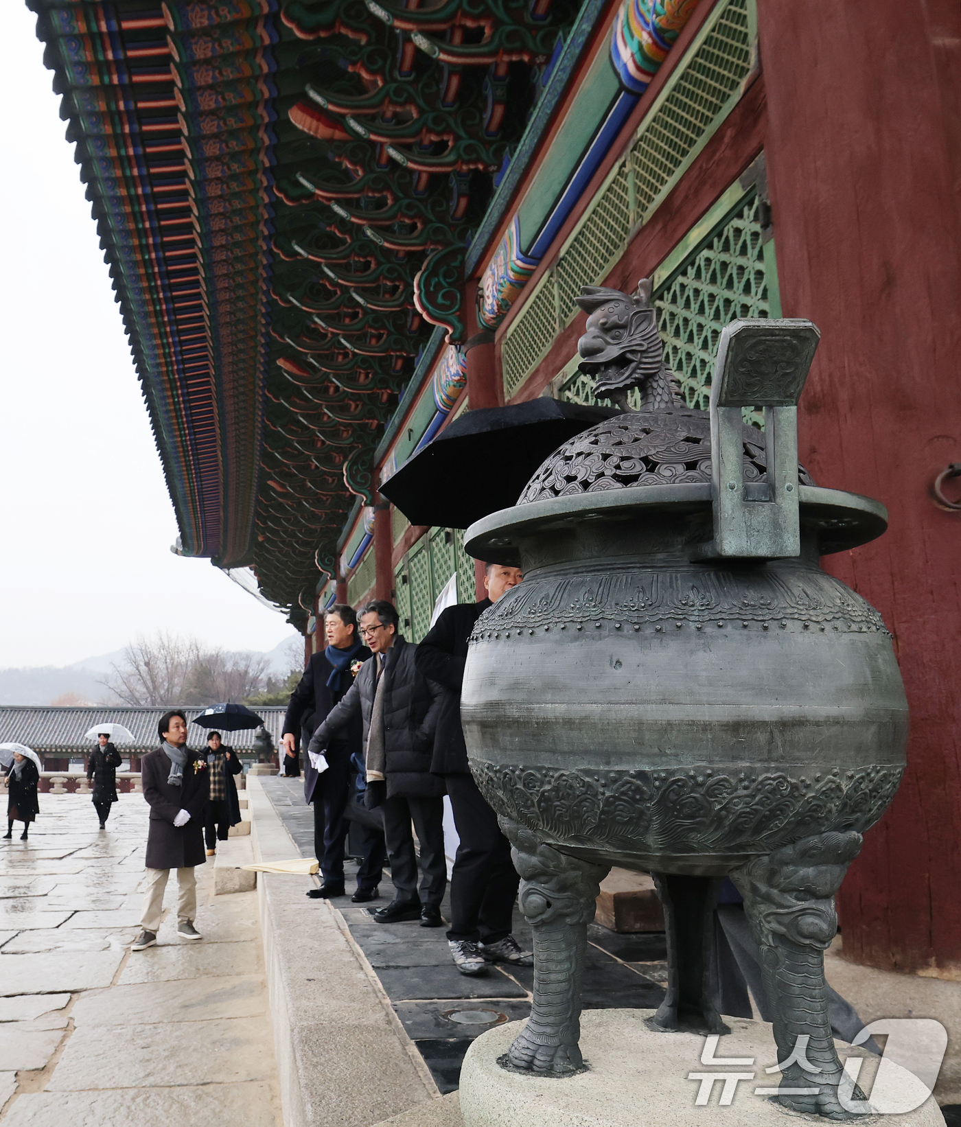 (서울=뉴스1) 오대일 기자 = 23일 오후 서울 종로구 경복궁에서 열린 근정전 향로 복원 기념행사에서 유실된 향로 뚜껑의 재현품이 첫 공개되고 있다.국가유산청 궁능유적본부 경복궁 …