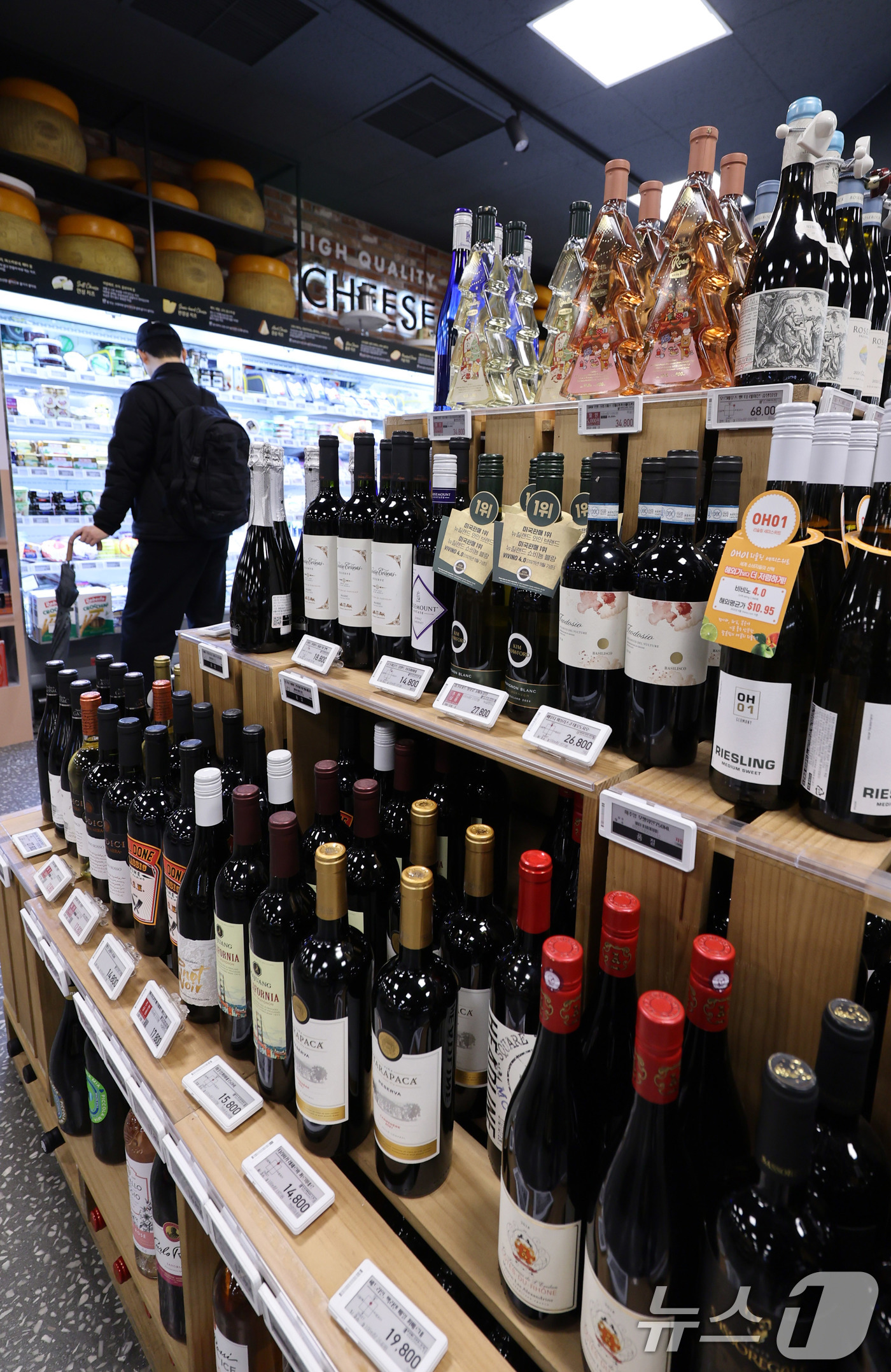 (서울=뉴스1) 박지혜 기자 = 고환율 여파로 수입 포도주 가격 부담이 커지고 있는 가운데 23일 서울의 한 대형마트 와인코너에 포도주가 진열돼 있다.국제 시세가 하락했음에도 환율 …