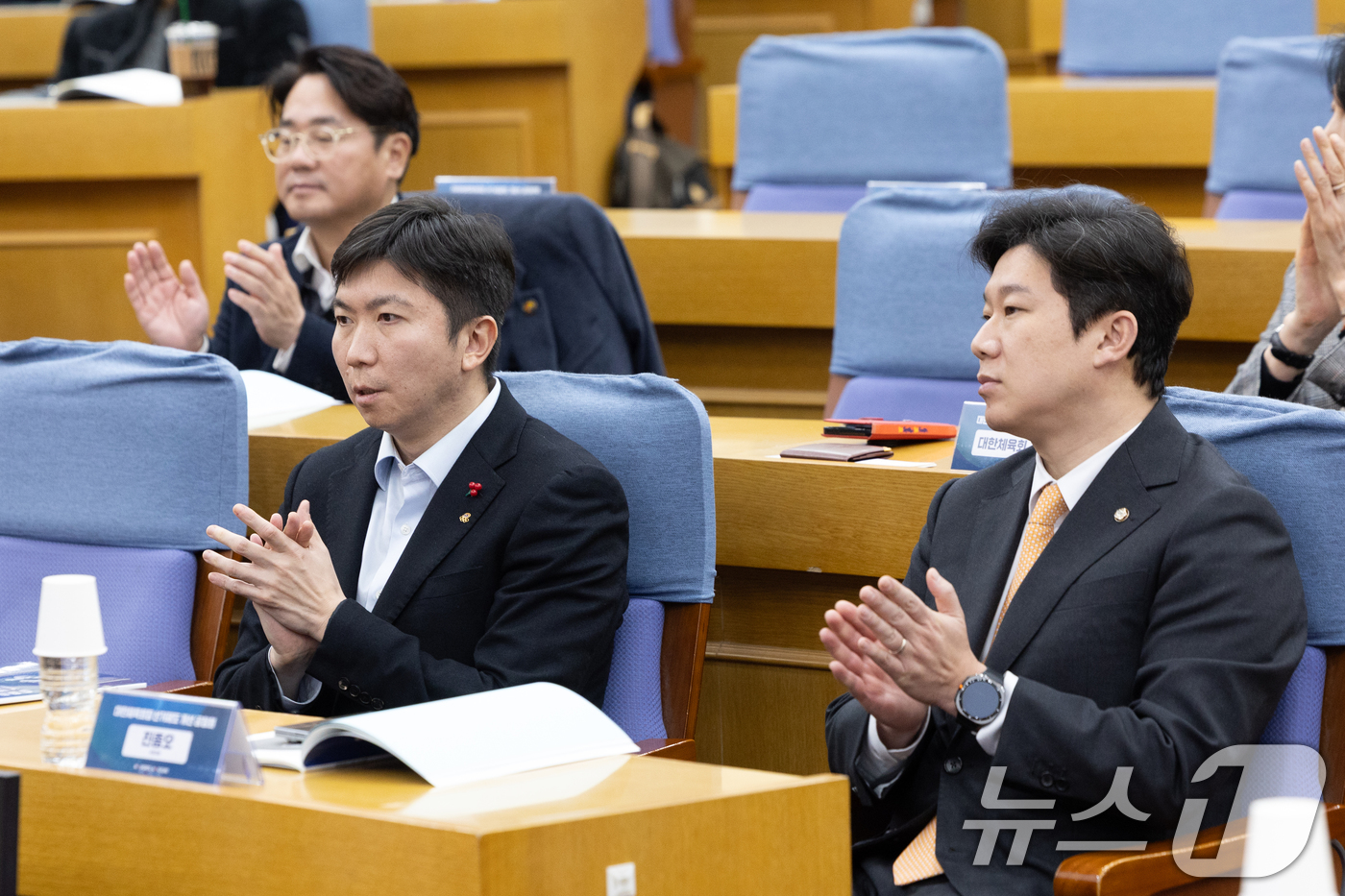 (서울=뉴스1) 이승배 기자 = 유승민 대한체육회장과 진종오 국민의힘 의원이 23일 서울 여의도 국회 의원회관에서 열린 '대한체육회장 선거제도 개선 공청회'에서 박수치고 있다. 2 …