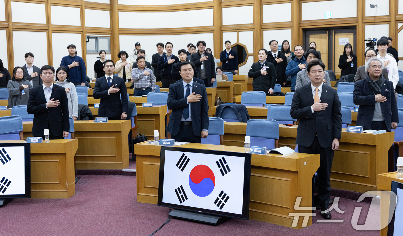 (서울=뉴스1) 이승배 기자 = 유승민 대한체육회장과 진종오 국민의힘 의원이 23일 서울 여의도 국회 의원회관에서 열린 '대한체육회장 선거제도 개선 공청회'에서 국민의례하고 있다. …