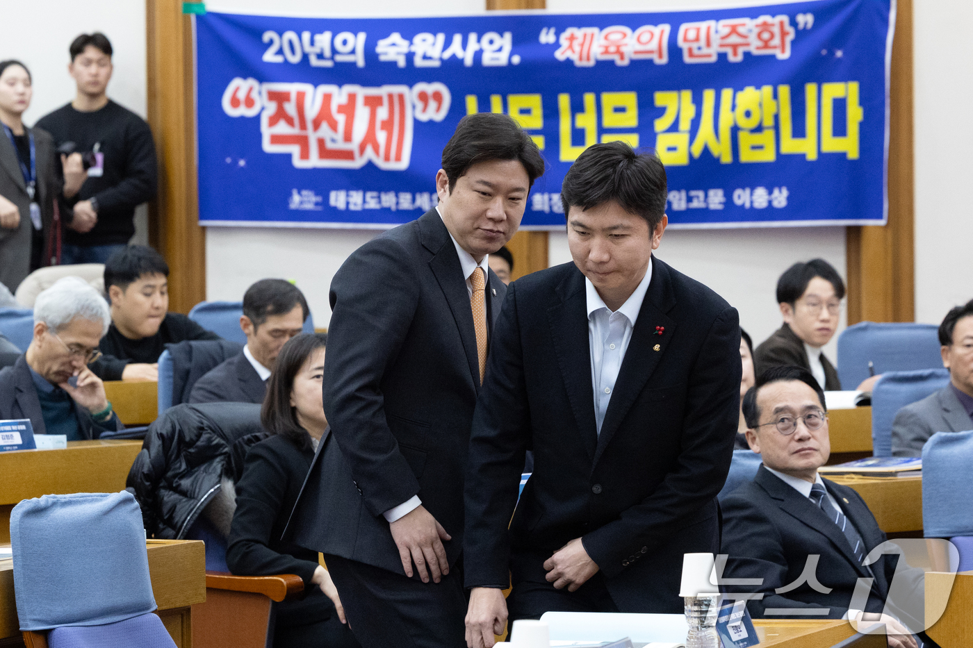 (서울=뉴스1) 이승배 기자 = 유승민 대한체육회장이 23일 서울 여의도 국회 의원회관에서 열린 '대한체육회장 선거제도 개선 공청회'에서 환영사를 마치고 자리로 돌아가고 있다. 2 …