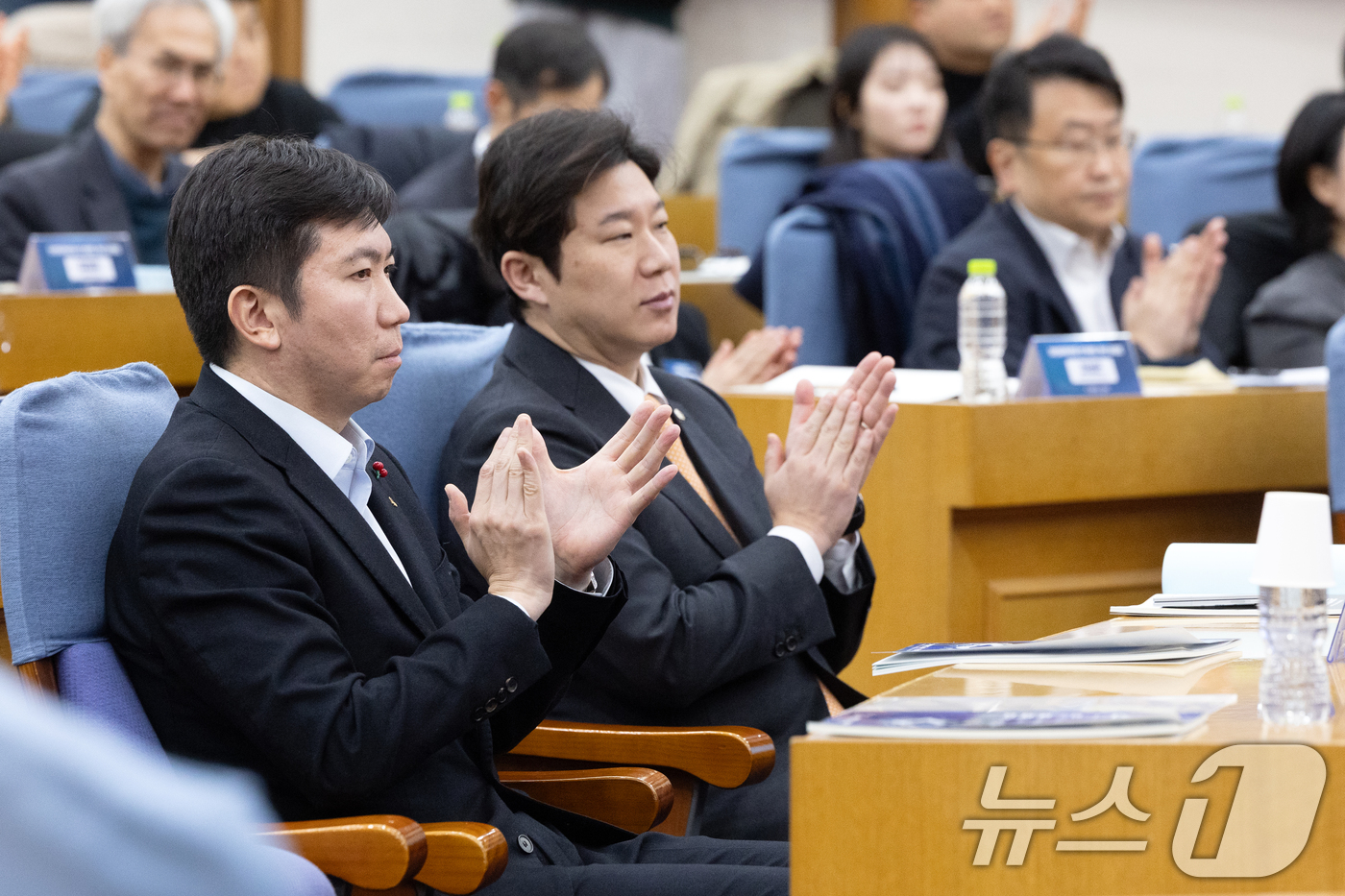 (서울=뉴스1) 이승배 기자 = 유승민 대한체육회장과 진종오 국민의힘 의원이 23일 서울 여의도 국회 의원회관에서 열린 '대한체육회장 선거제도 개선 공청회'에서 박수치고 있다. 2 …