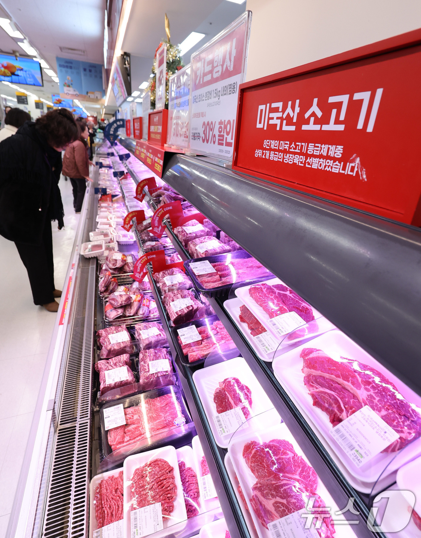 (서울=뉴스1) 박지혜 기자 = 고환율 여파로 수입 육류 가격 부담이 커지고 있는 가운데 23일 서울의 한 대형마트 정육코너에 미국산 소고기가 진열돼 있다.고환율 여파로 수입 원두 …