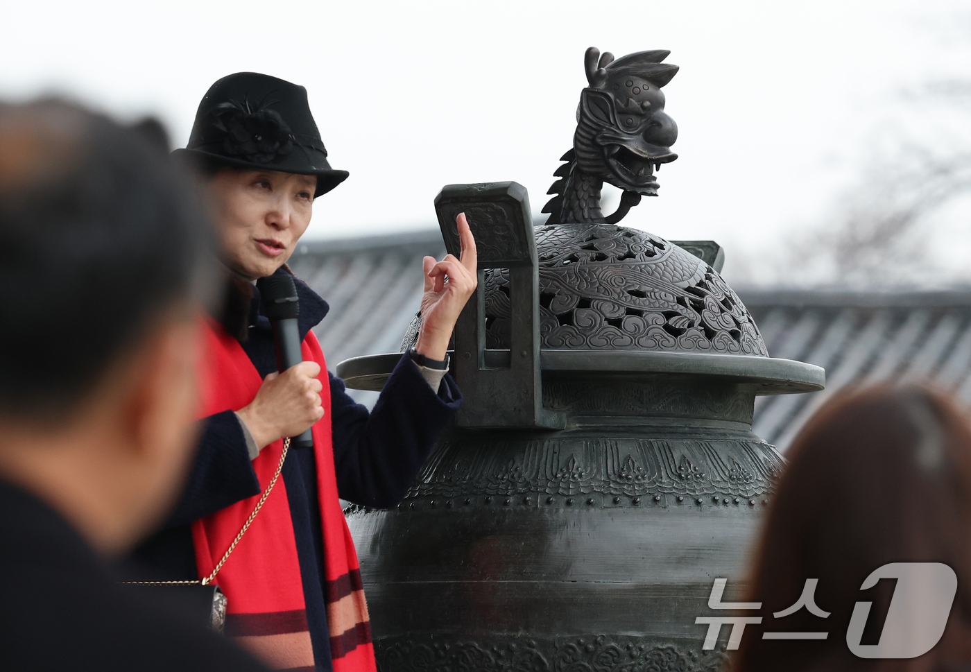 (서울=뉴스1) 오대일 기자 = 23일 오후 서울 종로구 경복궁에서 열린 근정전 향로 복원 기념행사에서 유실된 향로 뚜껑의 재현품이 첫 공개되고 있다.국가유산청 궁능유적본부 경복궁 …
