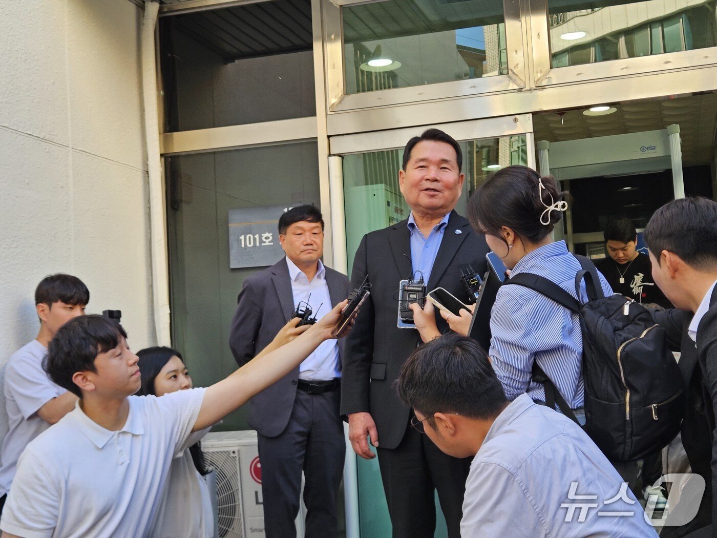 본문 이미지 - 1심 선고 뒤 입장 밝히는 신경호 강원교육감.(뉴스1 DB)