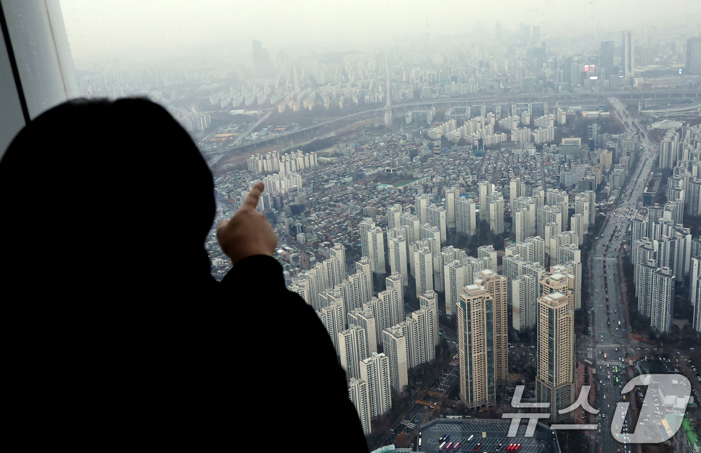 (서울=뉴스1) 장수영 기자 = 23일 서울 송파구 롯데월드타워 서울스카이에서 아파트 단지가 보이고 있다.한국은행이 발행한 '2025년 12월 금융안정보고서'에 따르면 올해 11월 …