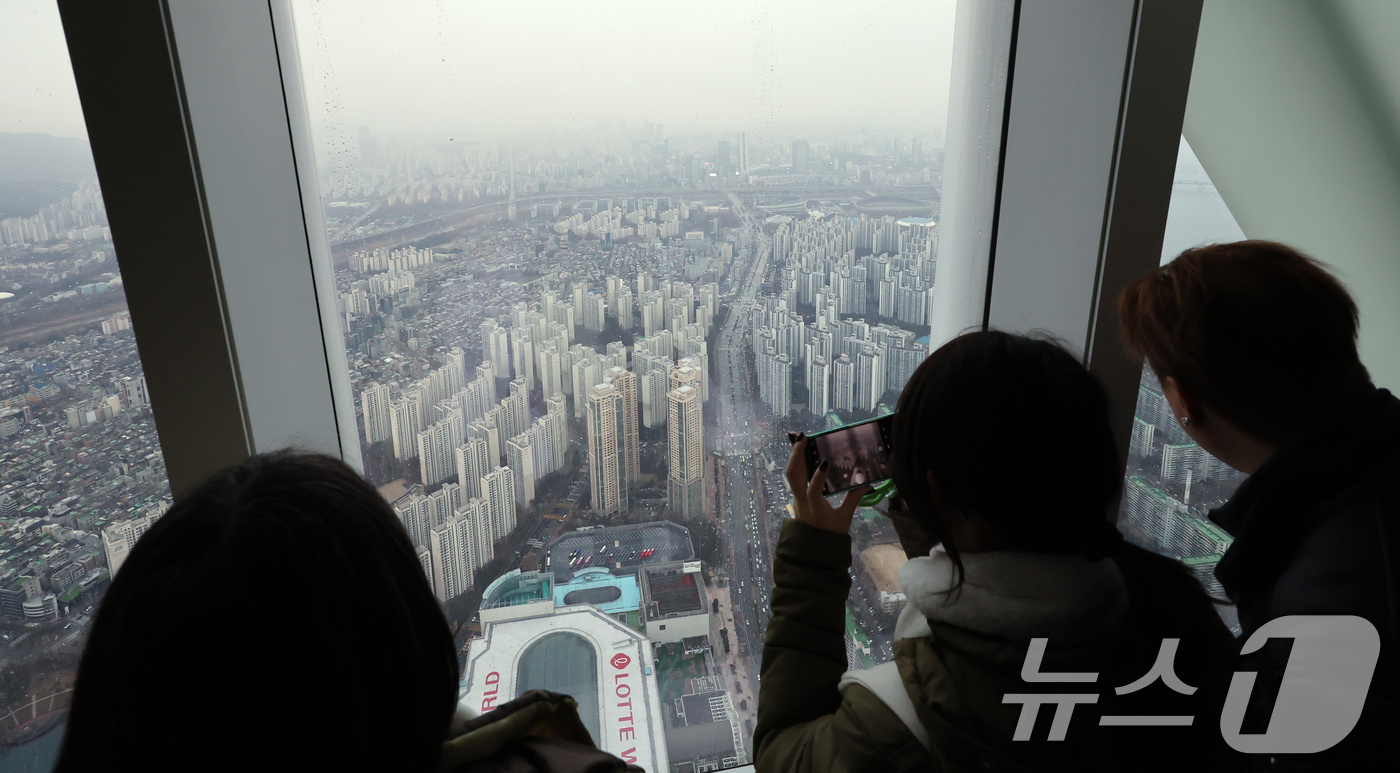 (서울=뉴스1) 장수영 기자 = 23일 서울 송파구 롯데월드타워 서울스카이에서 아파트 단지가 보이고 있다.한국은행이 발행한 '2025년 12월 금융안정보고서'에 따르면 올해 11월 …