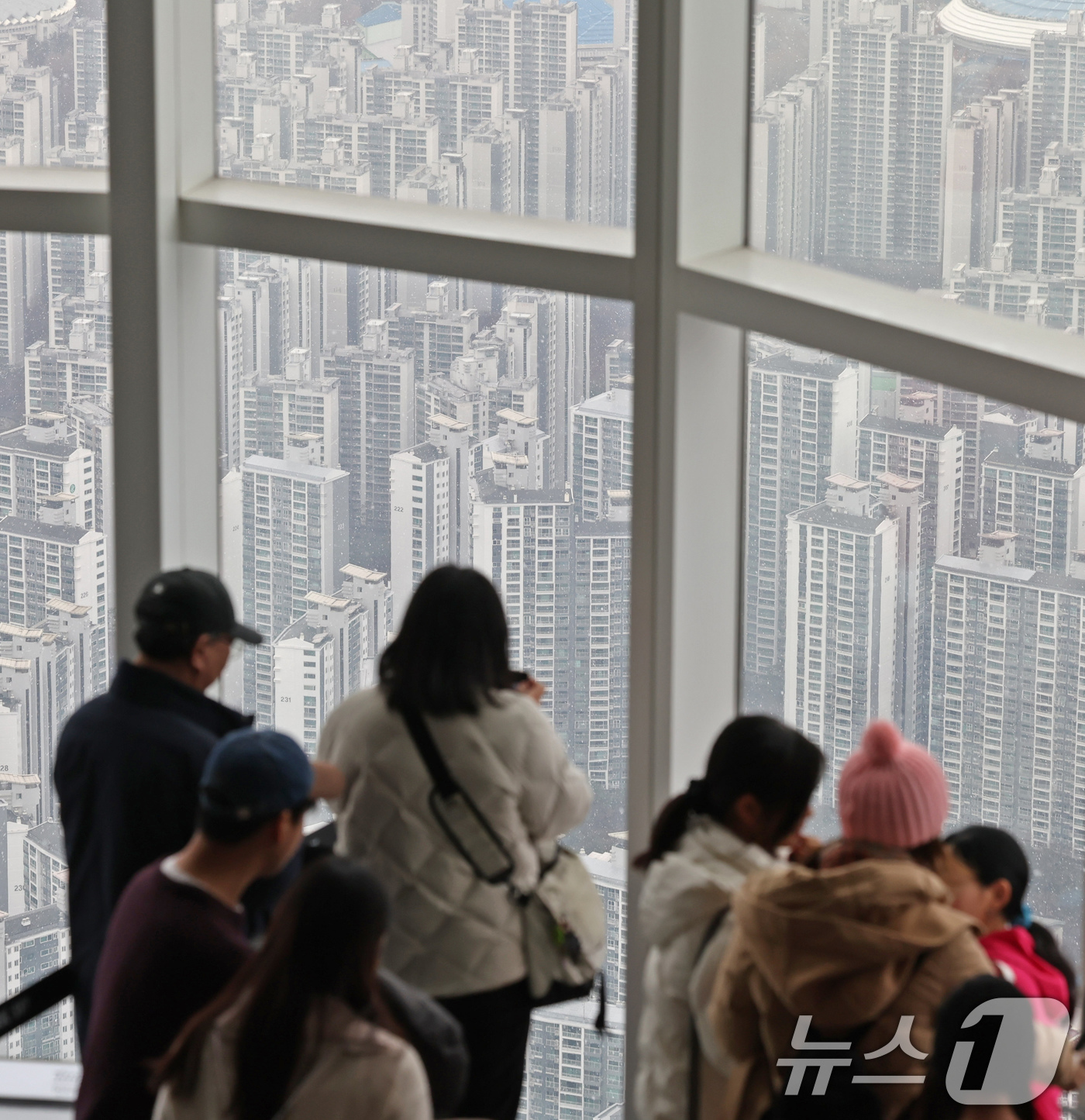 (서울=뉴스1) 장수영 기자 = 23일 서울 송파구 롯데월드타워 서울스카이에서 아파트 단지가 보이고 있다.한국은행이 발행한 '2025년 12월 금융안정보고서'에 따르면 올해 11월 …