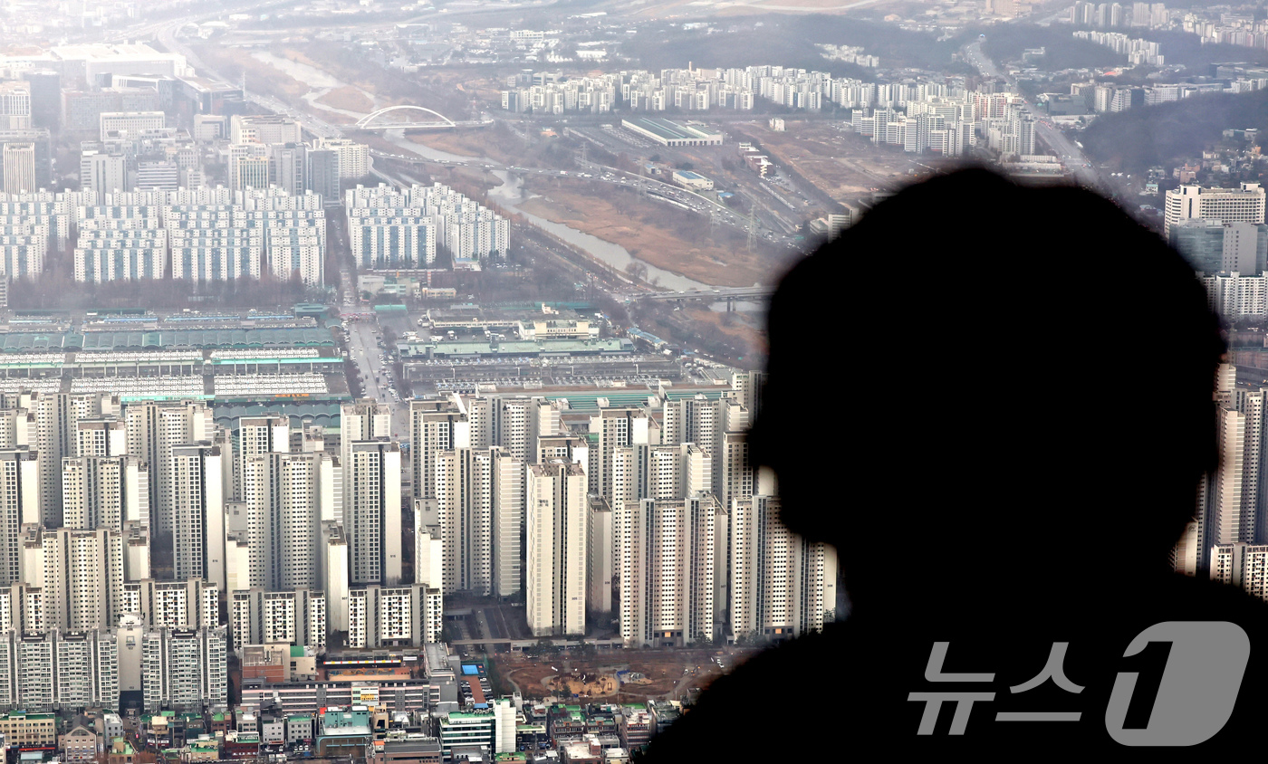 (서울=뉴스1) 장수영 기자 = 23일 서울 송파구 롯데월드타워 서울스카이에서 아파트 단지가 보이고 있다.한국은행이 발행한 '2025년 12월 금융안정보고서'에 따르면 올해 11월 …